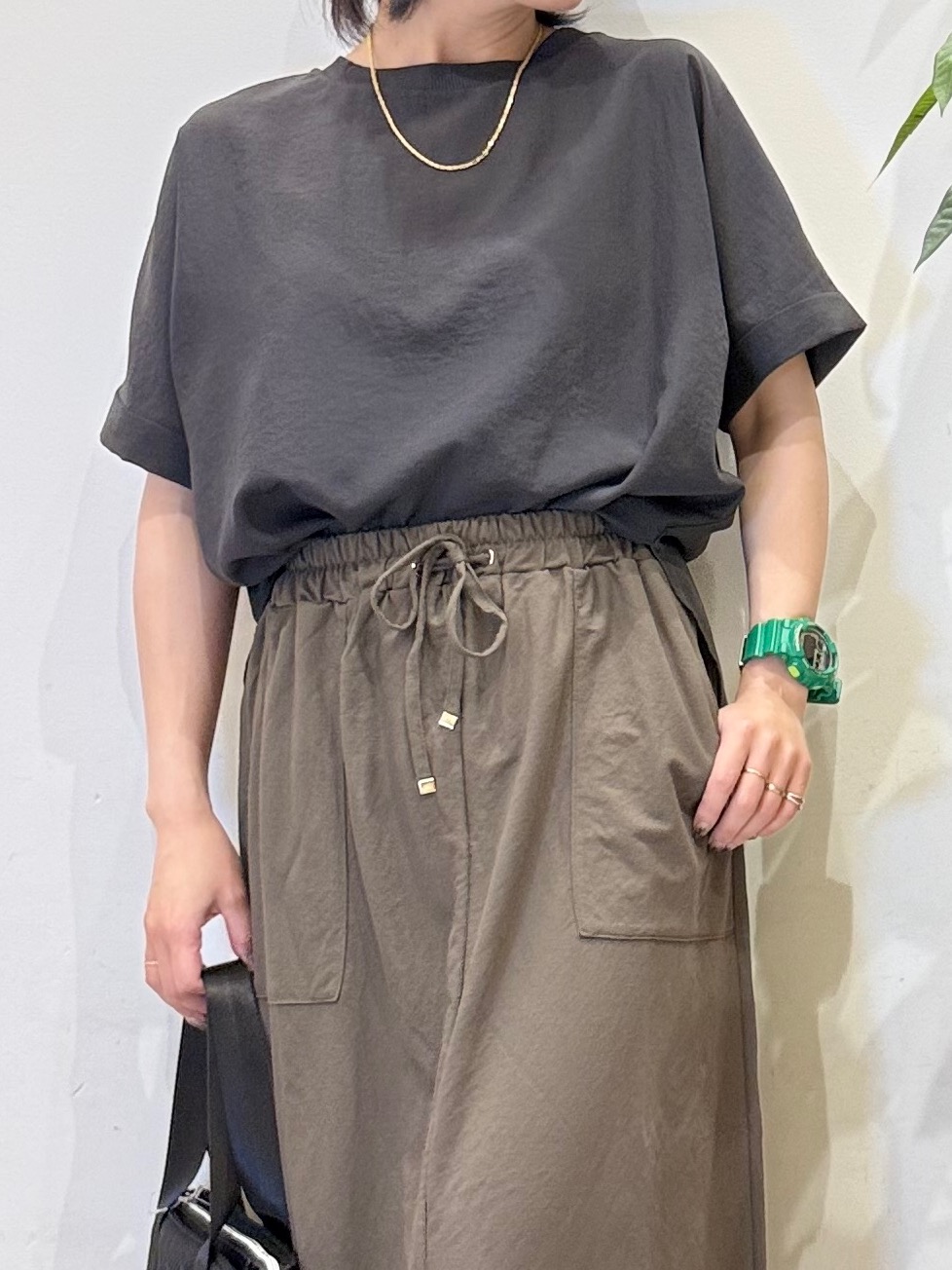 misakiさんの「SHOO･LA･RUE｜【ひんやり/着丈選べる/体型カバー】洗濯後しわになりにくい さらさらドルマンブラウス」を使ったコーディネート