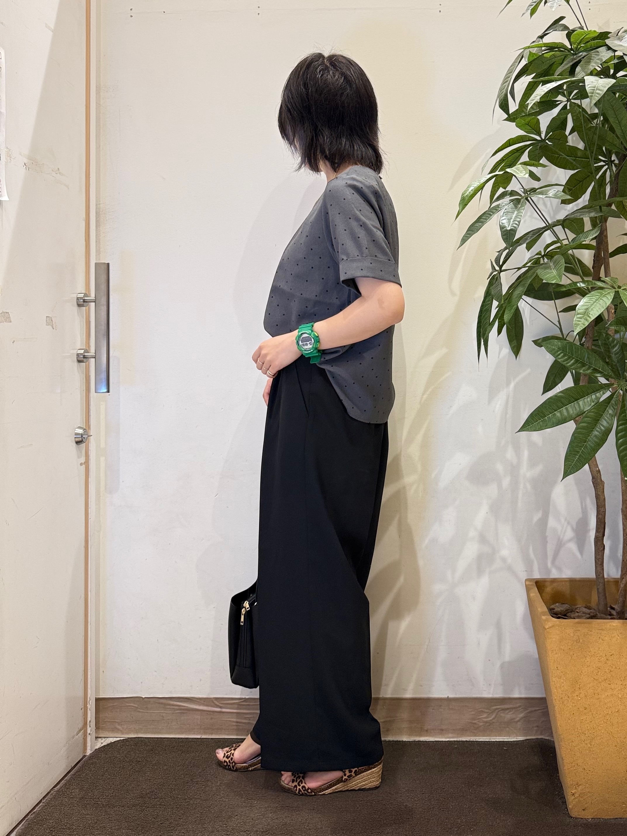 misakiさんの「SHOO･LA･RUE｜【S-LL/洗濯機可】メタルバーがアクセント アクセいらずのドット柄ブラウス」を使ったコーディネート