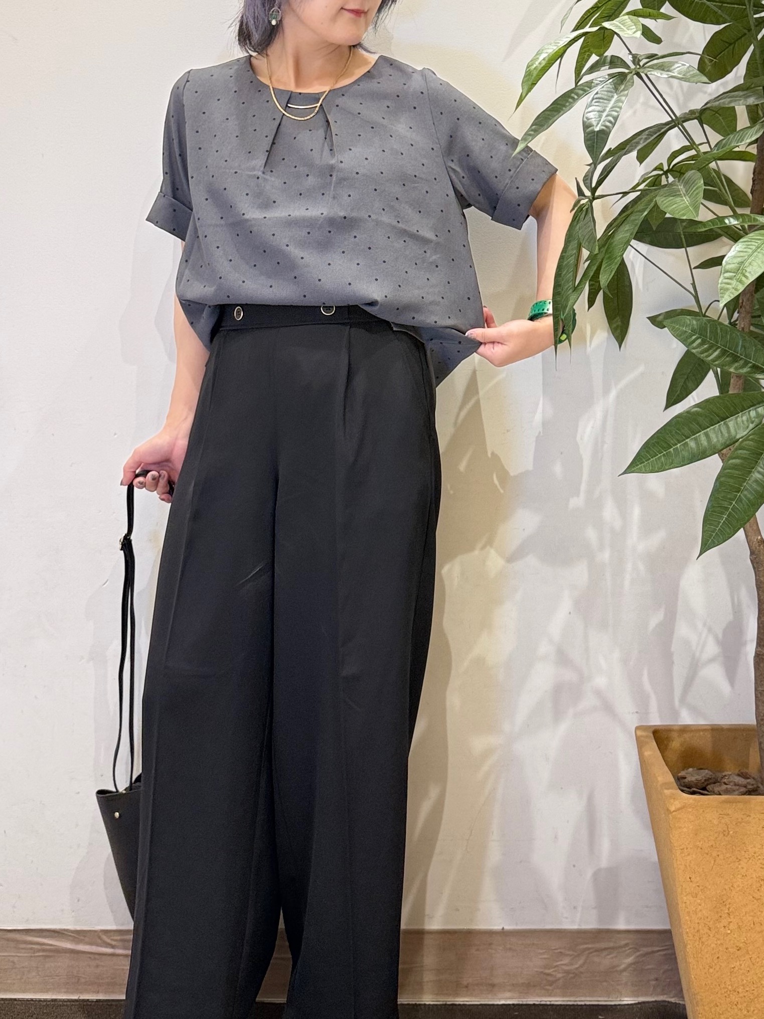 misakiさんの「SHOO･LA･RUE｜【S-LL/洗濯機可】メタルバーがアクセント アクセいらずのドット柄ブラウス」を使ったコーディネート