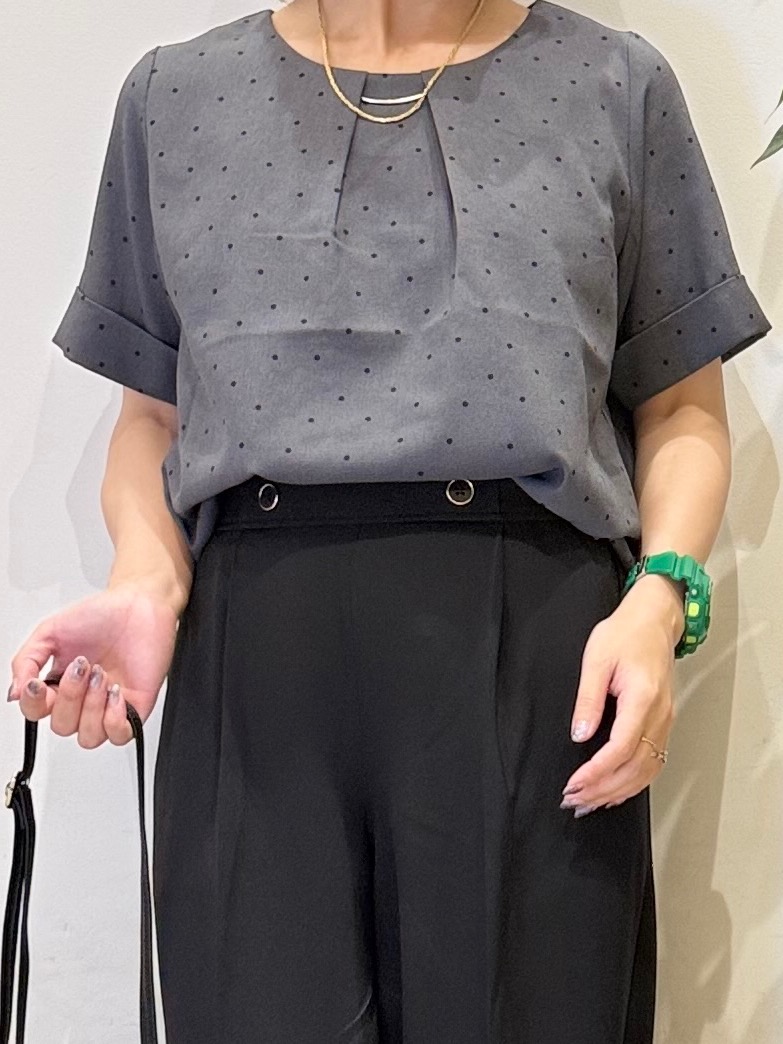 misakiさんの「SHOO･LA･RUE｜【S-LL/洗濯機可】メタルバーがアクセント アクセいらずのドット柄ブラウス」を使ったコーディネート