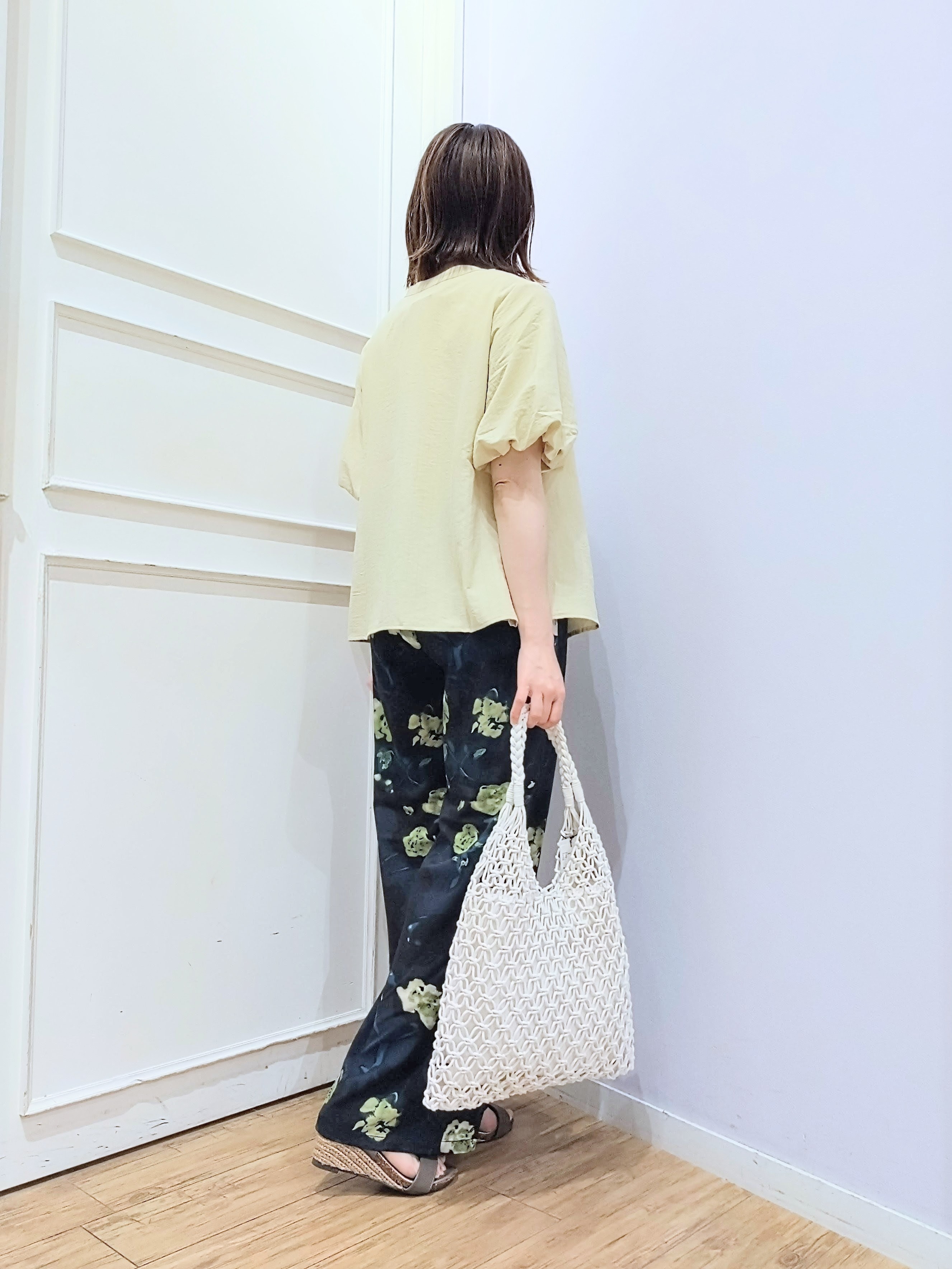 miomioさんの「SHOO･LA･RUE｜【S-LL/洗濯機可】バルーンスリーブ　キーネックブラウス」を使ったコーディネート