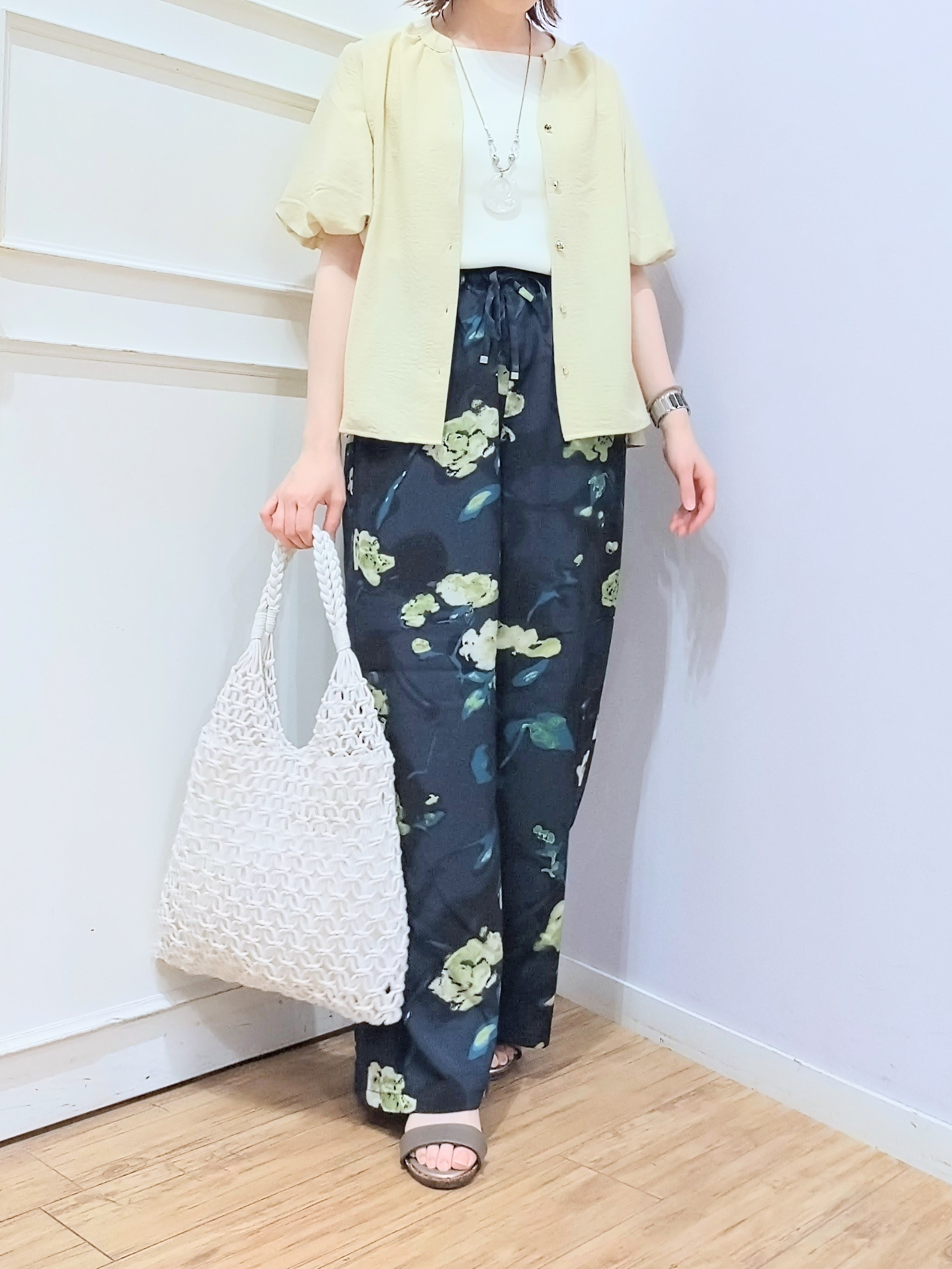 miomioさんの「SHOO･LA･RUE｜【S-LL/洗濯機可】バルーンスリーブ　キーネックブラウス」を使ったコーディネート