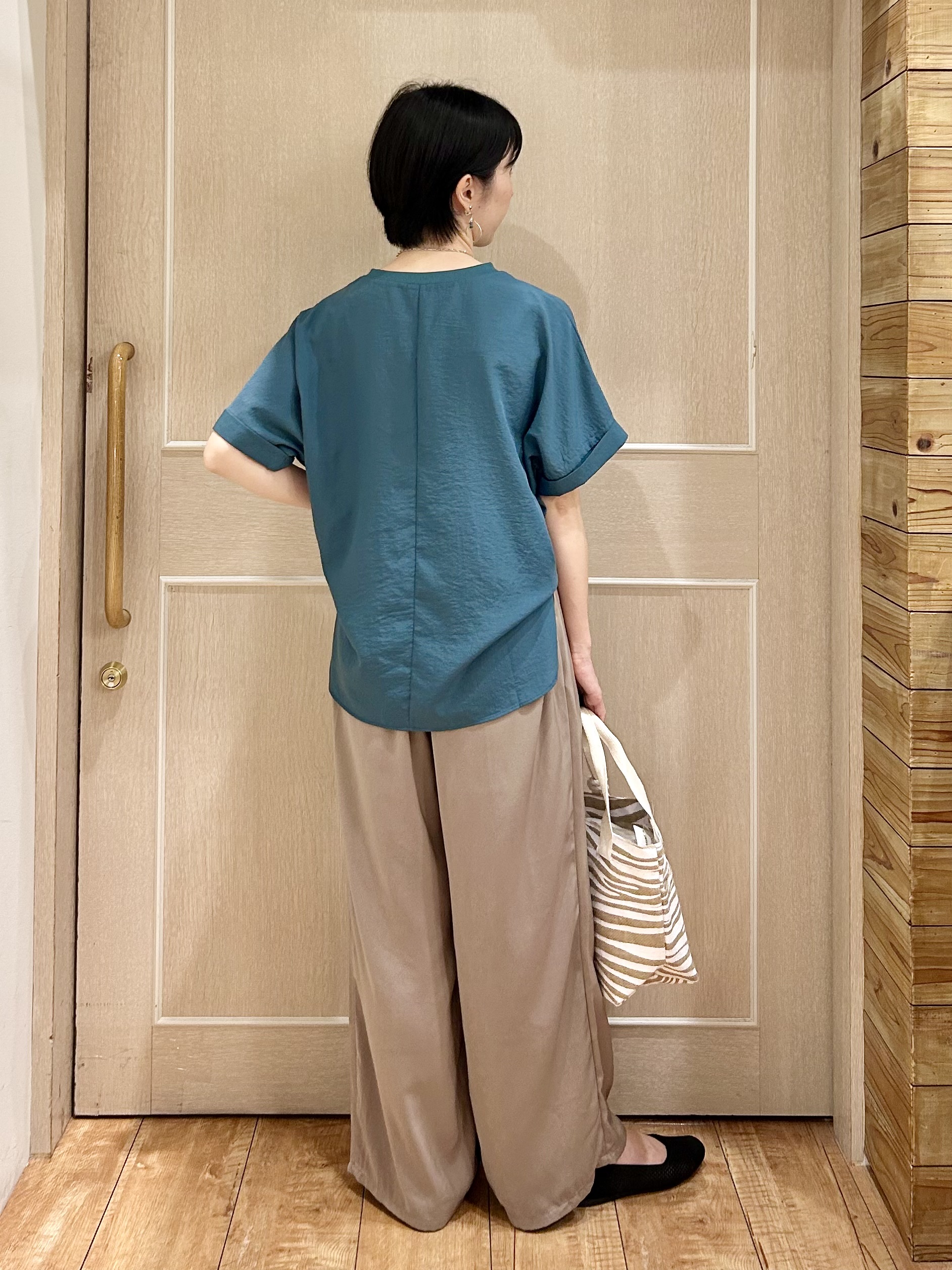 ちぐささんの「SHOO･LA･RUE｜【着丈選べる/ひんやり/体型カバー】洗濯後しわになりにくい さらさらドルマンブラウス」を使ったコーディネート