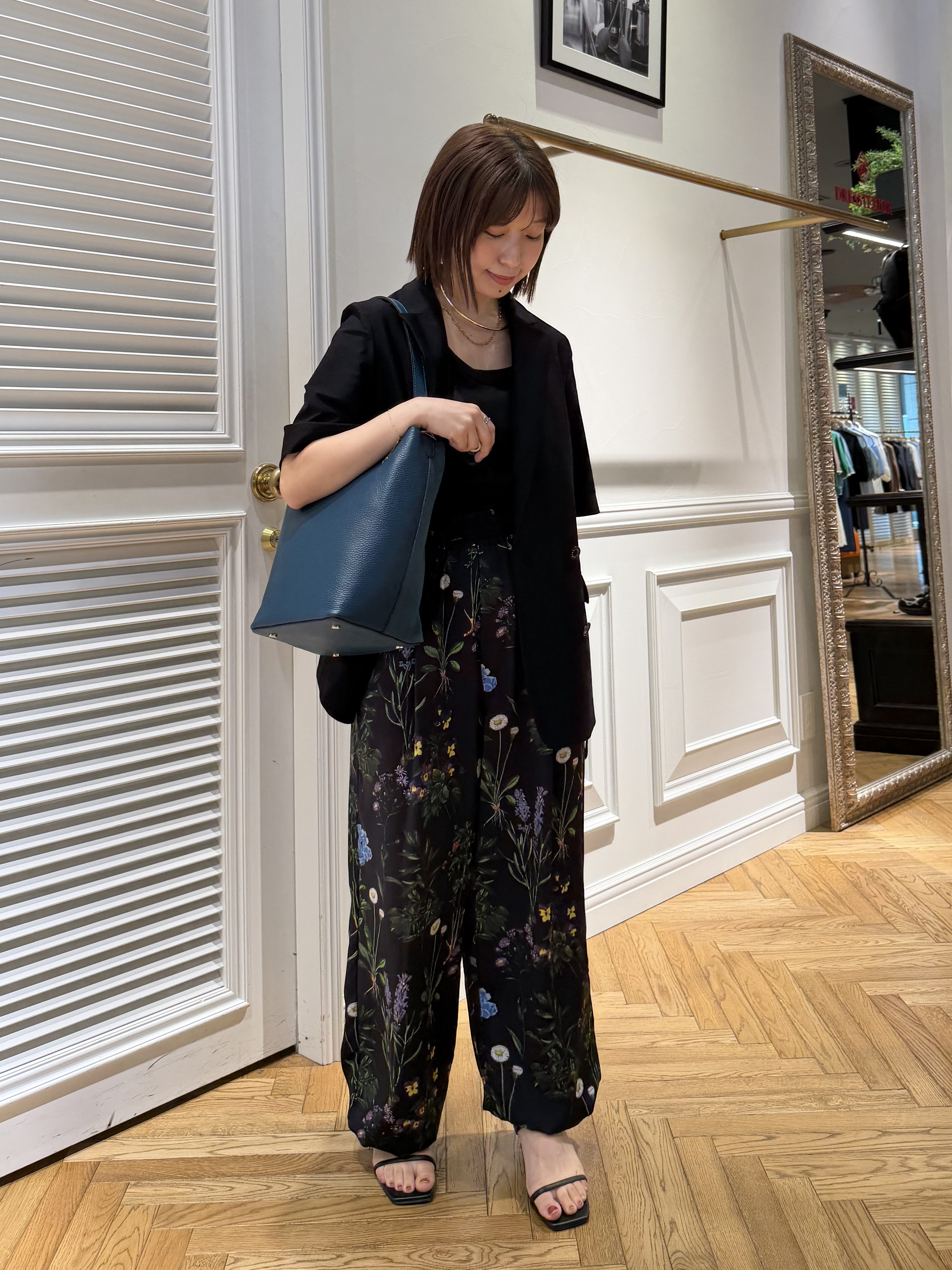 つじ まこさんの「DRESSTERIOR｜【otonaMUSE5月号掲載】スキニーベルトサンダル」を使ったコーディネート