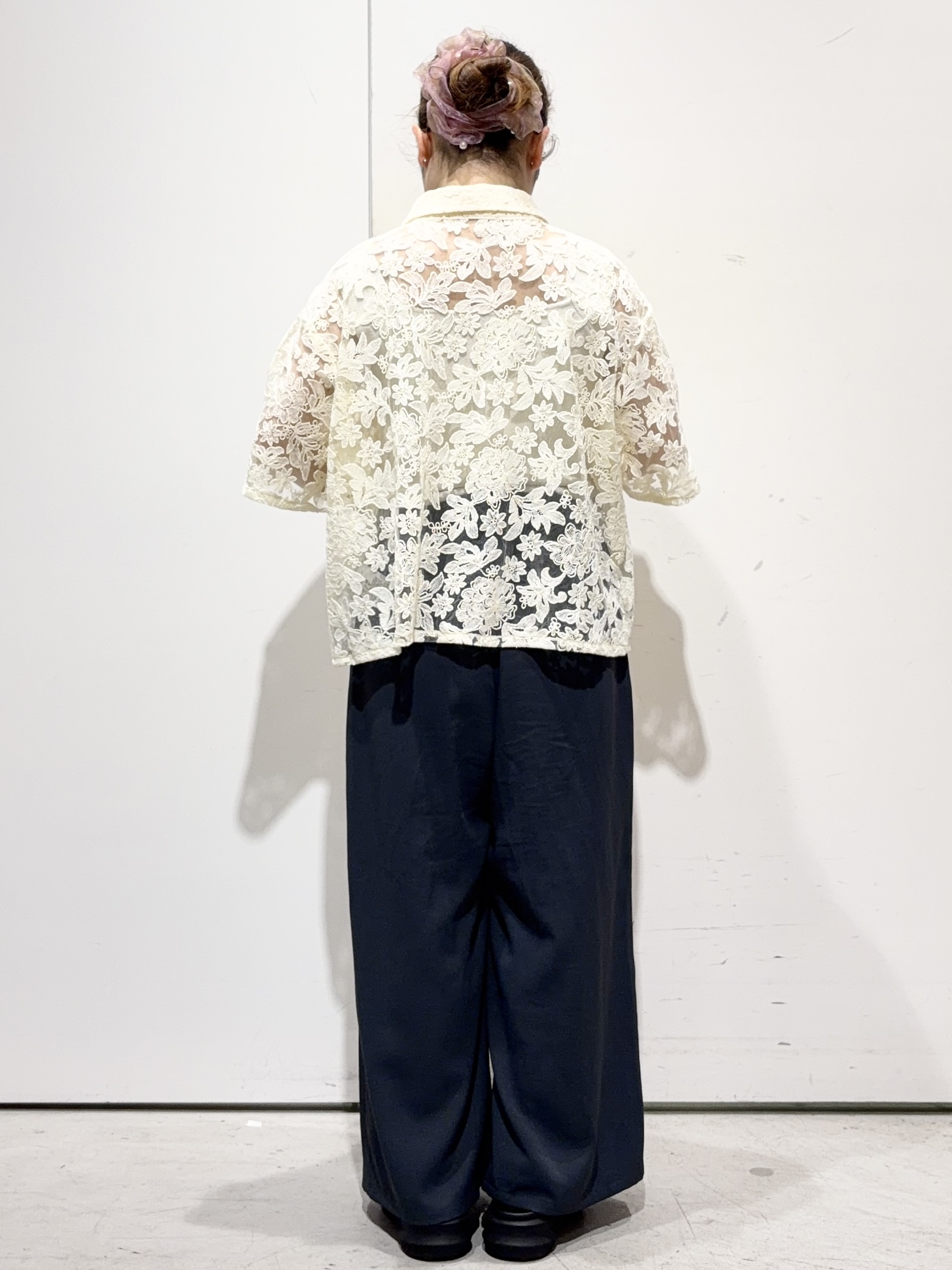 tomominさんの「OPAQUE.CLIP｜フラワー刺繍シアーシャツ【洗濯機OK／イージーアイロン】」を使ったコーディネート