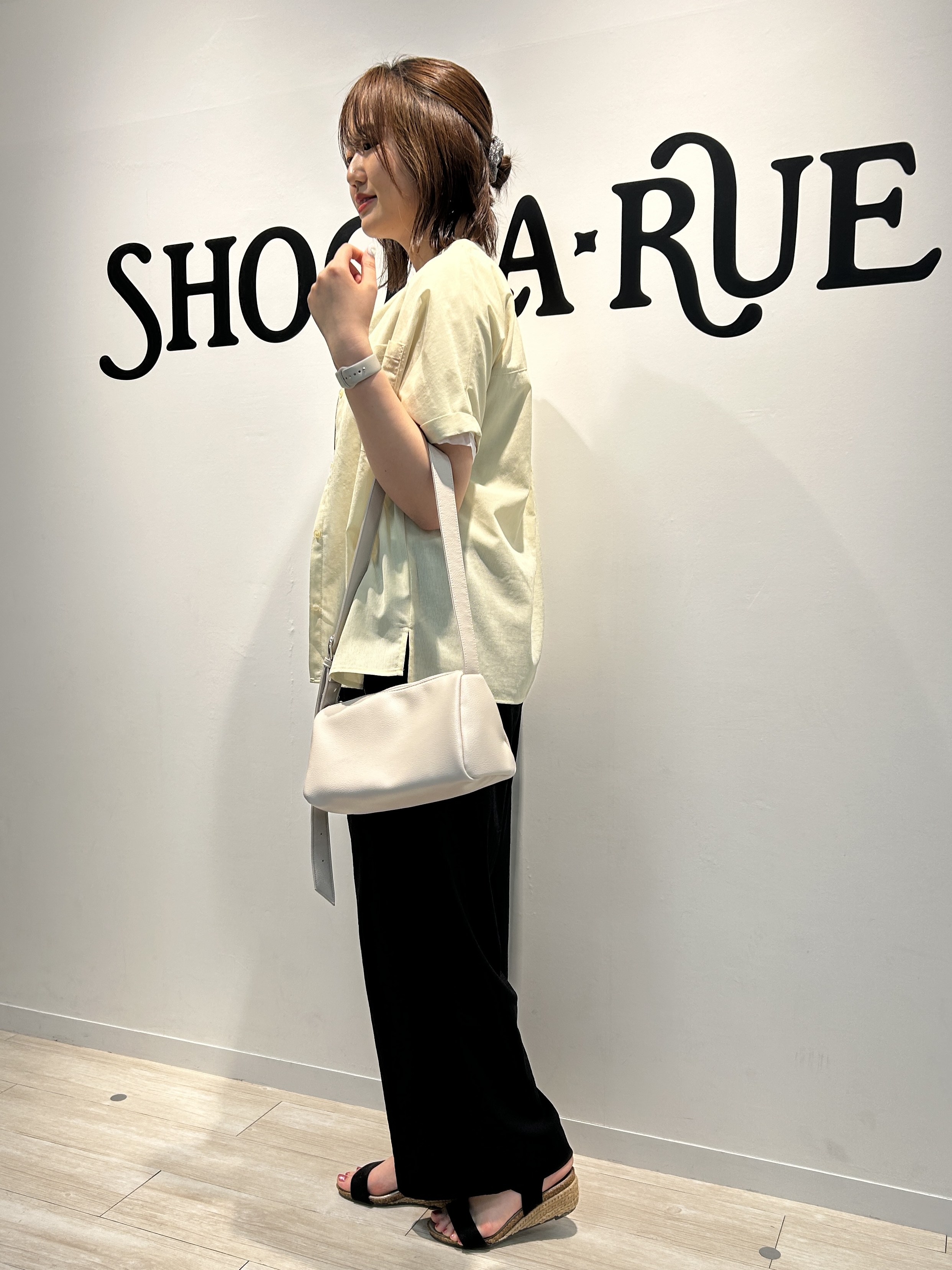 akariさんの「SHOO･LA･RUE｜【さらり快適/洗濯機可/S-LL】風が通り抜ける 半袖バンドカラーシアーシャツ」を使ったコーディネート