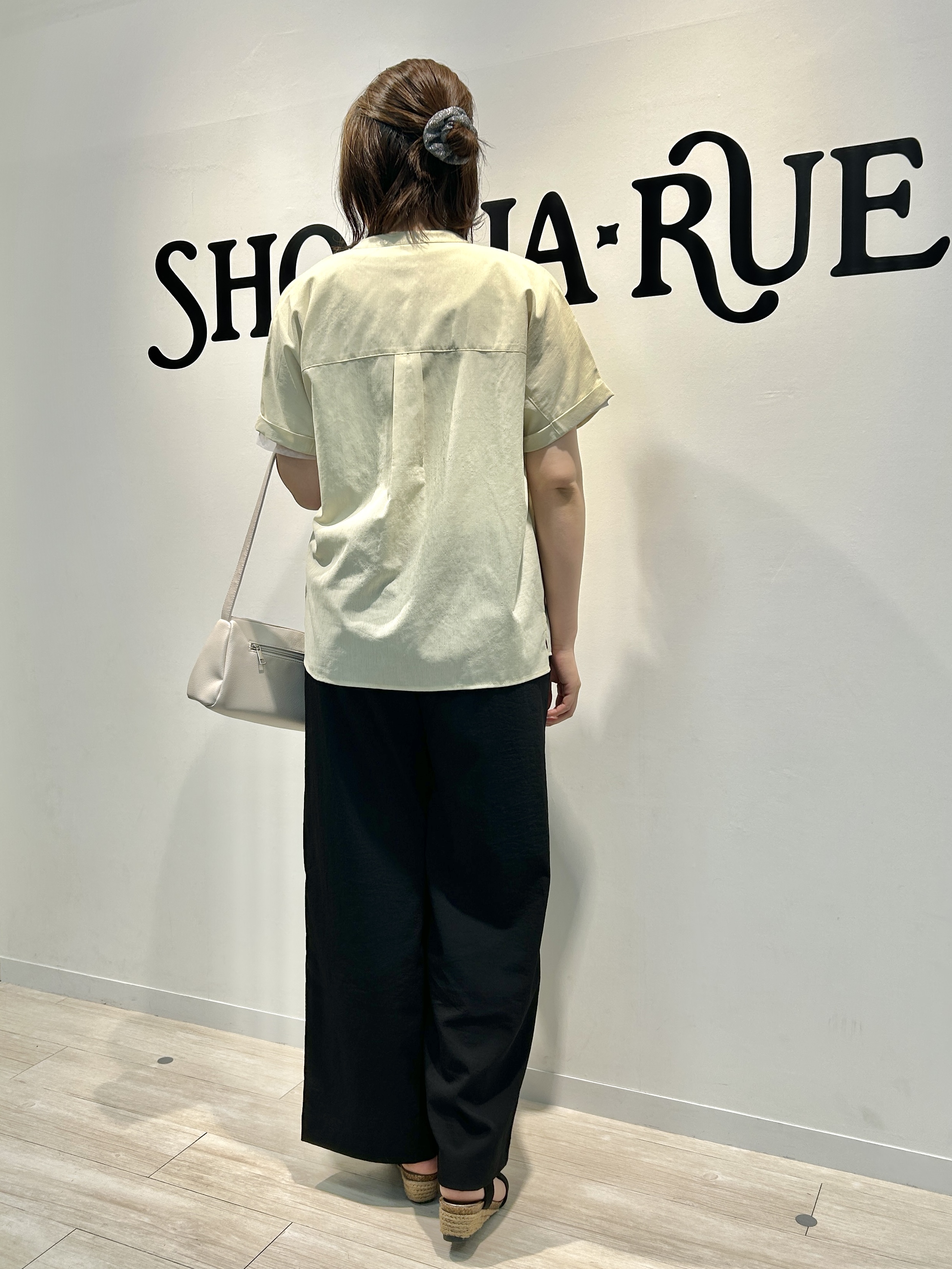 akariさんの「SHOO･LA･RUE｜【さらり快適/洗濯機可/S-LL】風が通り抜ける 半袖バンドカラーシアーシャツ」を使ったコーディネート