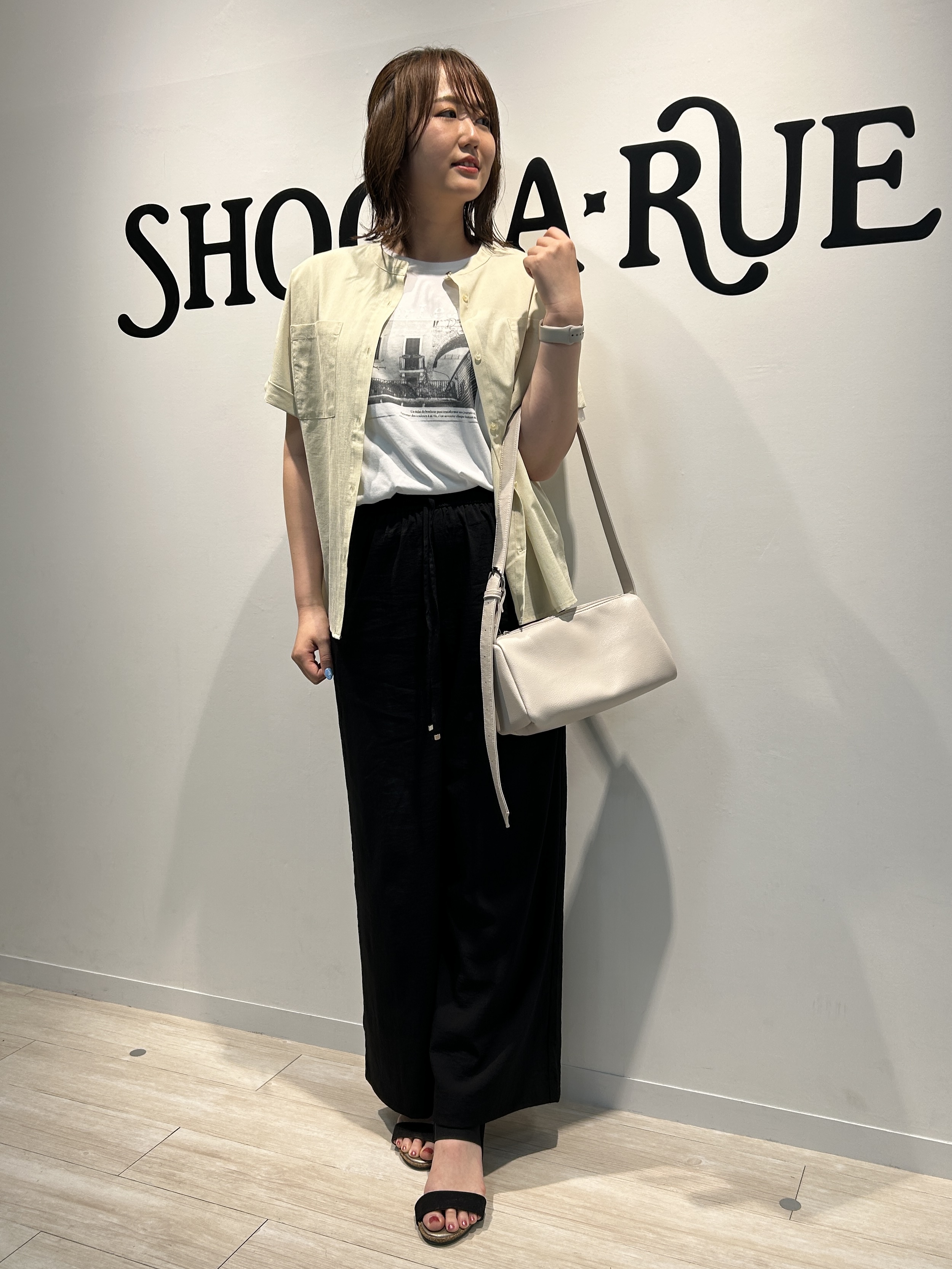 akariさんの「SHOO･LA･RUE｜【さらり快適/洗濯機可/S-LL】風が通り抜ける 半袖バンドカラーシアーシャツ」を使ったコーディネート
