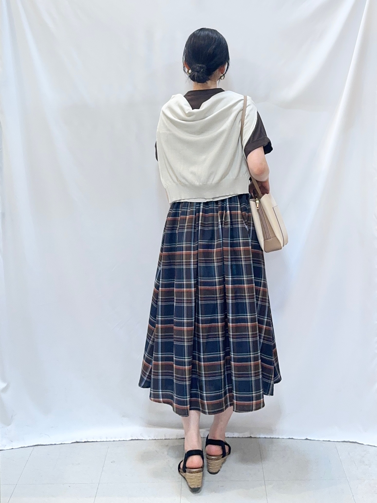 𝐇𝐢𝐫𝐨𝐦𝐢さんの「SHOO･LA･RUE｜【洗濯機可/UV/アンチピリング/S-LL】いろいろボタンが華やか クルーネックカーディガン」を使ったコーディネート