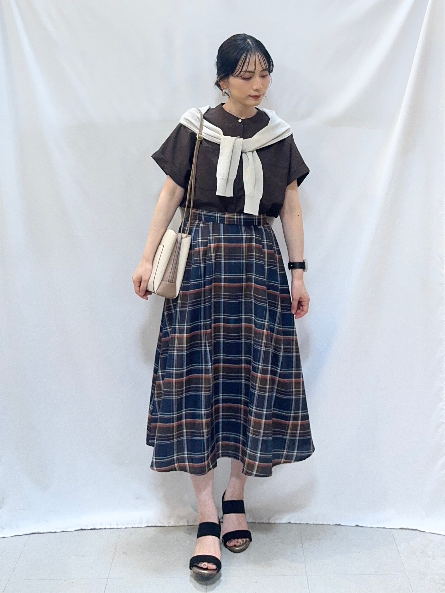 𝐇𝐢𝐫𝐨𝐦𝐢さんの「SHOO･LA･RUE｜【洗濯機可/UV/アンチピリング/S-LL】いろいろボタンが華やか クルーネックカーディガン」を使ったコーディネート
