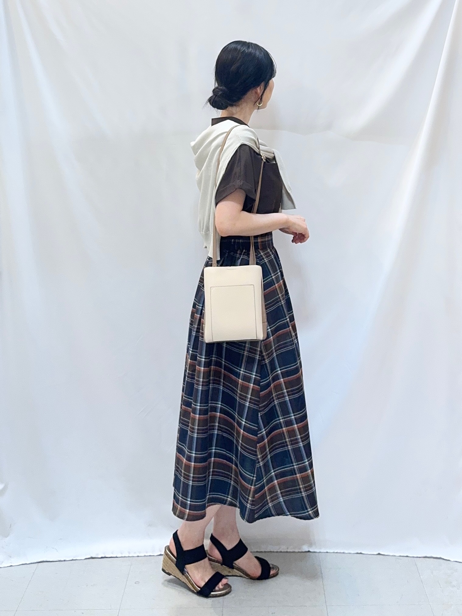 𝐇𝐢𝐫𝐨𝐦𝐢さんの「SHOO･LA･RUE｜【洗濯機可/UV/アンチピリング/S-LL】いろいろボタンが華やか クルーネックカーディガン」を使ったコーディネート