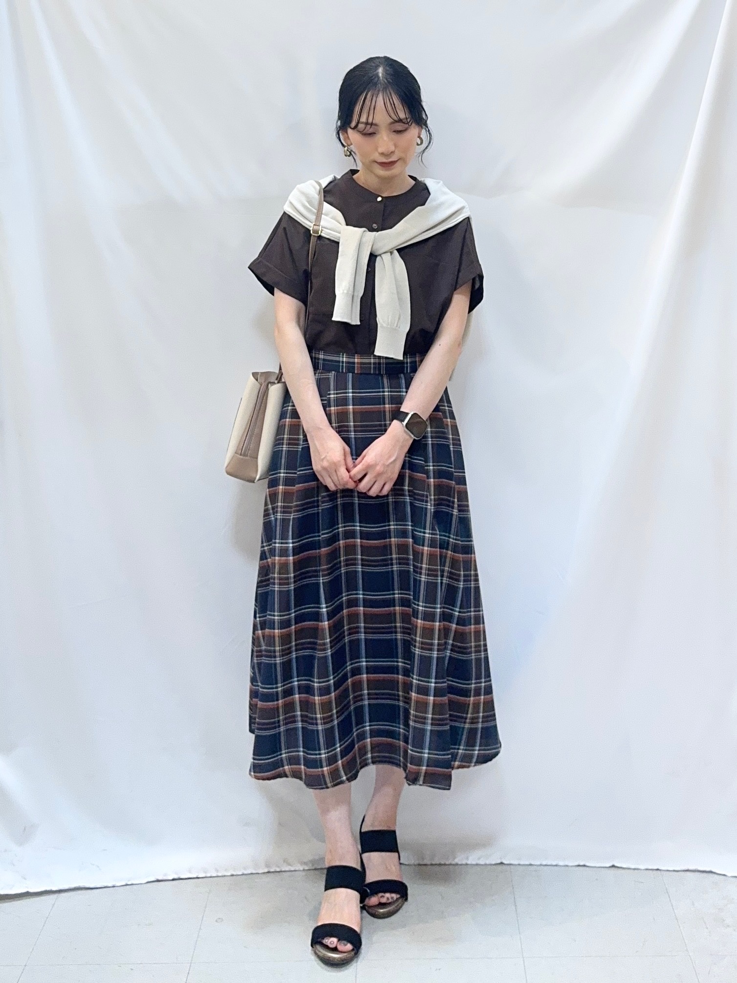 𝐇𝐢𝐫𝐨𝐦𝐢さんの「SHOO･LA･RUE｜【洗濯機可/UV/アンチピリング/S-LL】いろいろボタンが華やか クルーネックカーディガン」を使ったコーディネート