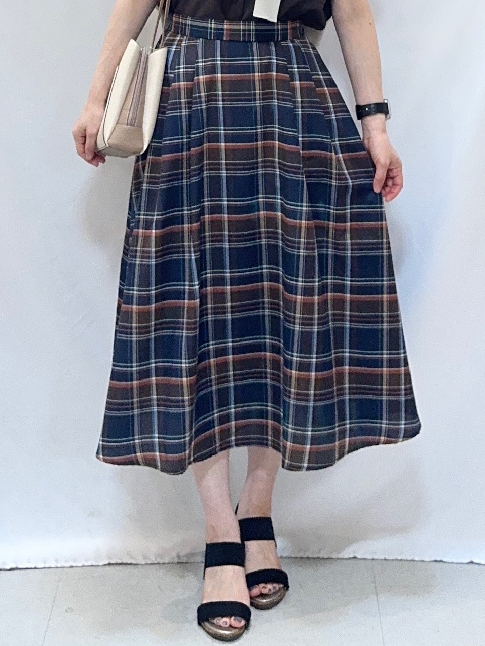 𝐇𝐢𝐫𝐨𝐦𝐢さんの「SHOO･LA･RUE｜【洗濯機可/UV/アンチピリング/S-LL】いろいろボタンが華やか クルーネックカーディガン」を使ったコーディネート