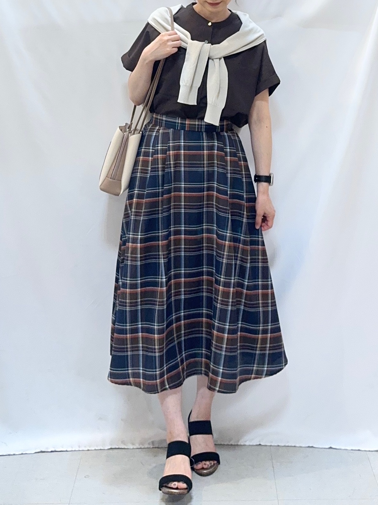 𝐇𝐢𝐫𝐨𝐦𝐢さんの「SHOO･LA･RUE｜【洗濯機可/UV/アンチピリング/S-LL】いろいろボタンが華やか クルーネックカーディガン」を使ったコーディネート
