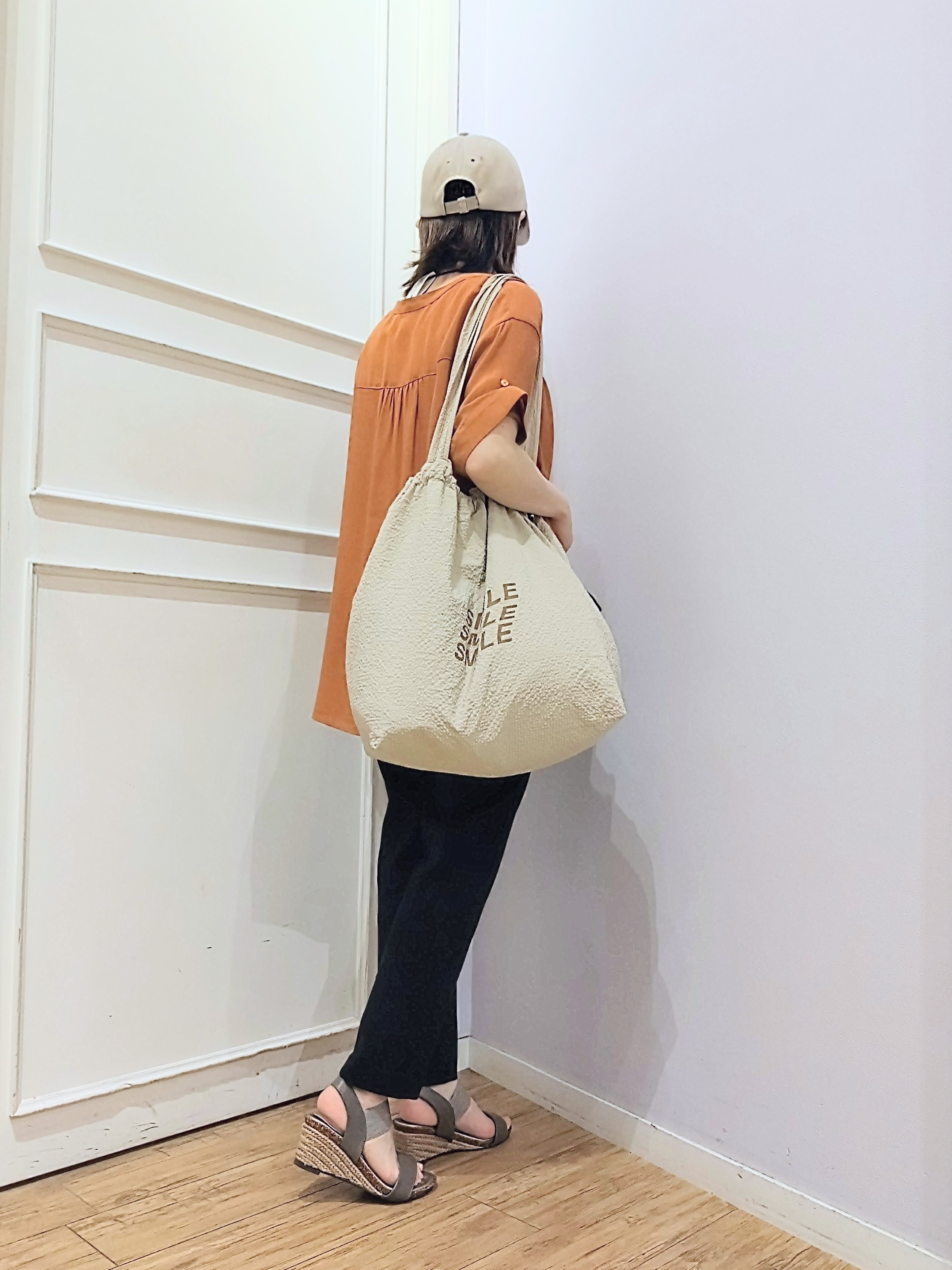 miomioさんの「SHOO･LA･RUE｜【ひんやり/UV】お袖の長さが調整出来る シャーリングスキッパーブラウス」を使ったコーディネート