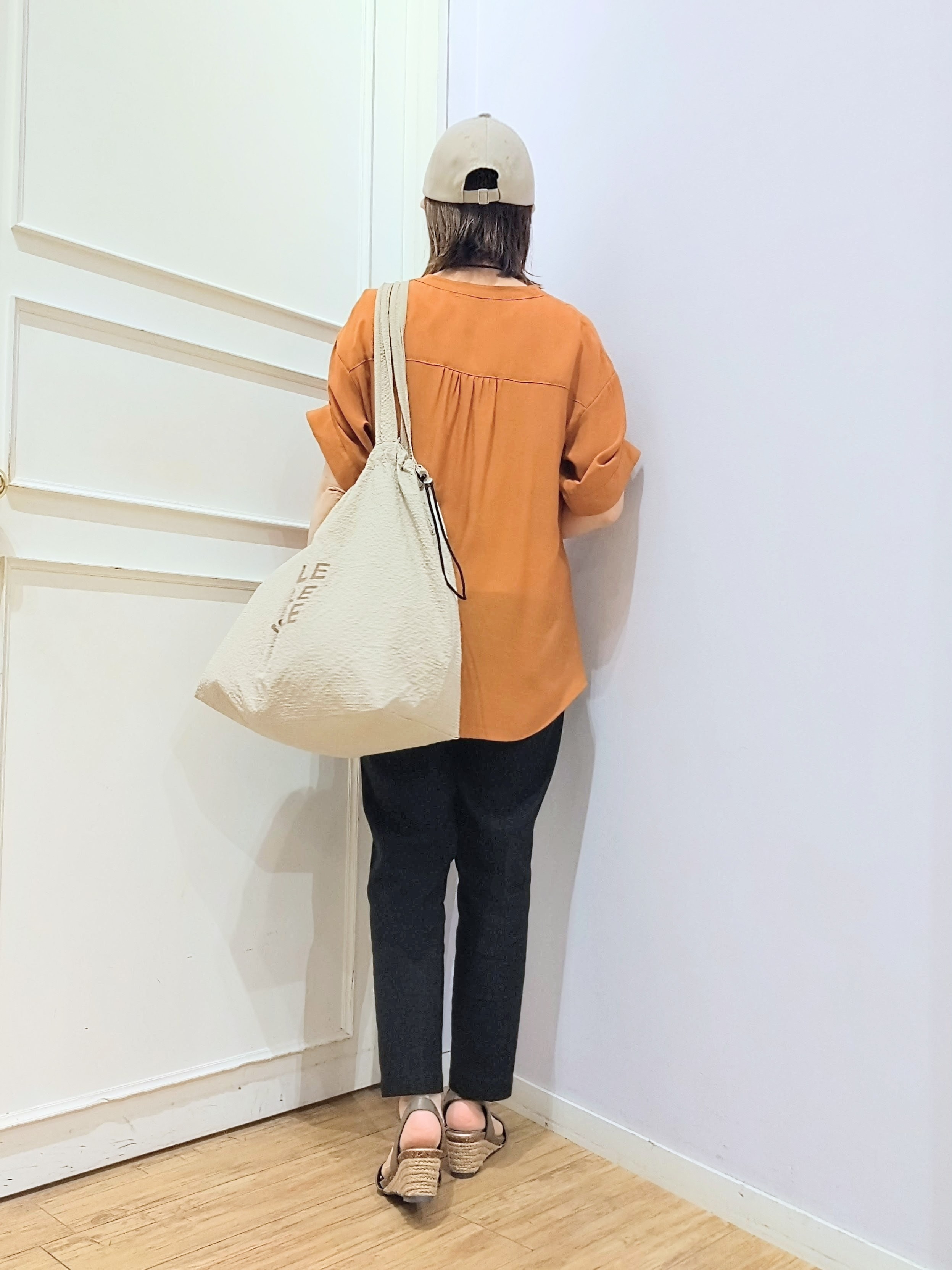 miomioさんの「SHOO･LA･RUE｜【ひんやり/UV】お袖の長さが調整出来る シャーリングスキッパーブラウス」を使ったコーディネート