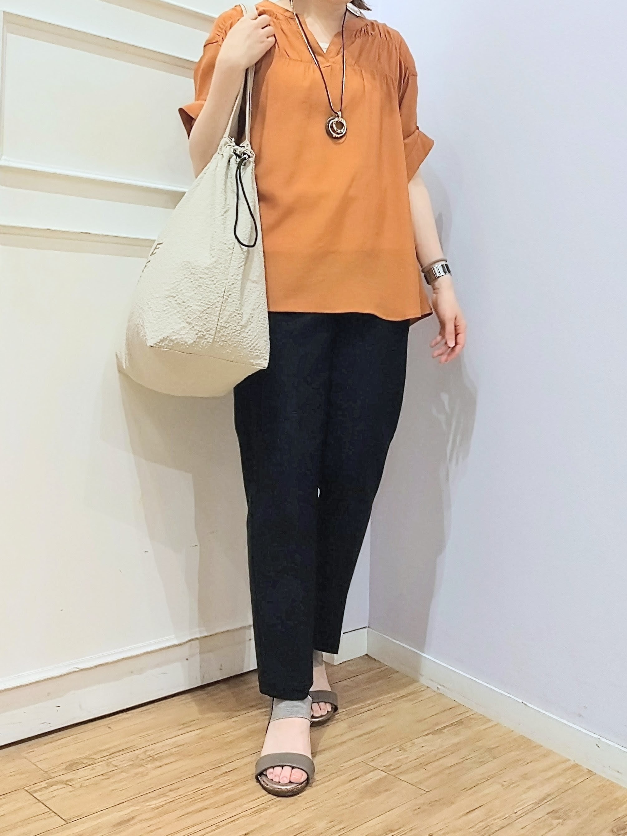 miomioさんの「SHOO･LA･RUE｜【ひんやり/UV】お袖の長さが調整出来る シャーリングスキッパーブラウス」を使ったコーディネート