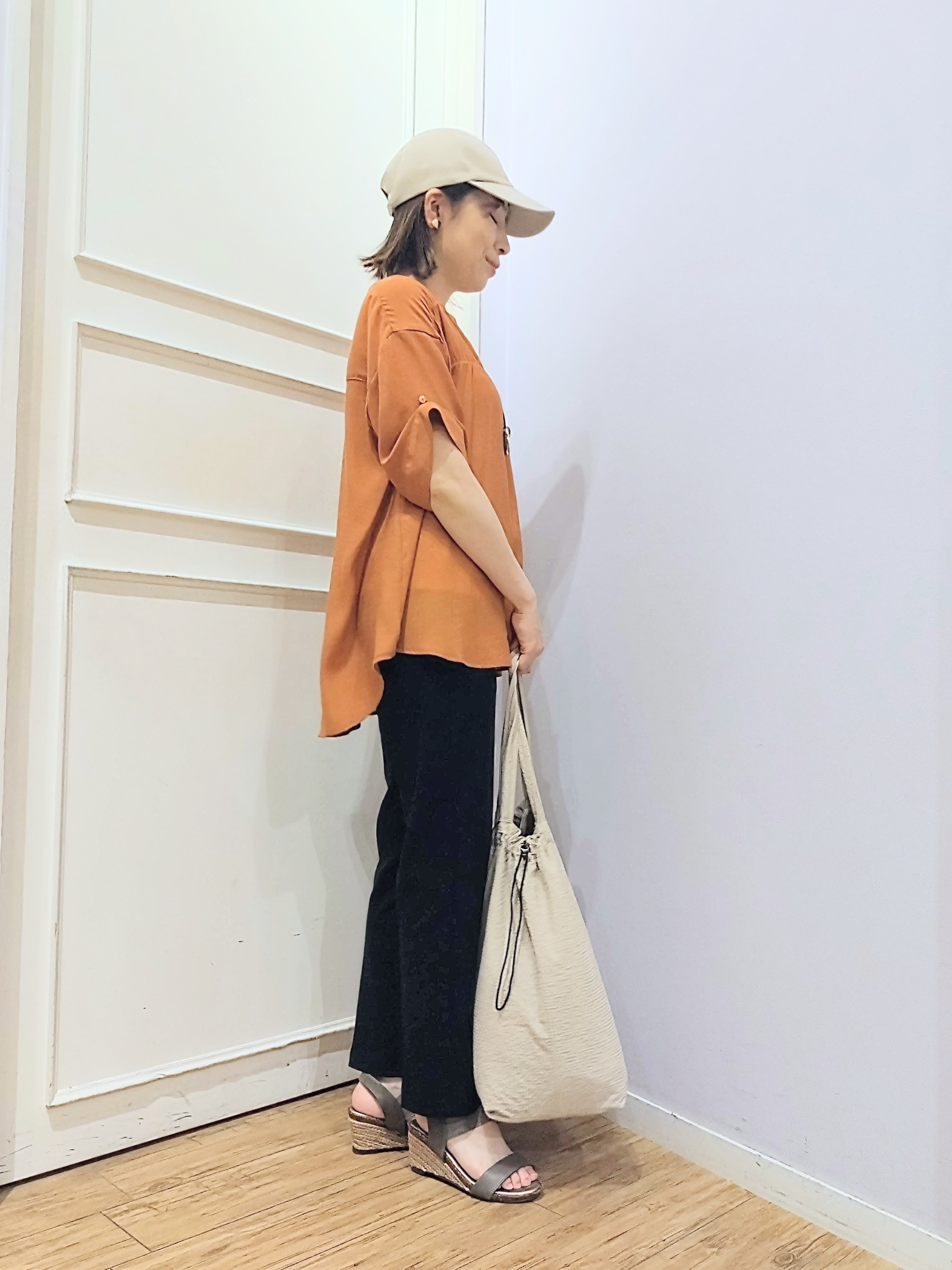 miomioさんの「SHOO･LA･RUE｜【ひんやり/UV】お袖の長さが調整出来る シャーリングスキッパーブラウス」を使ったコーディネート
