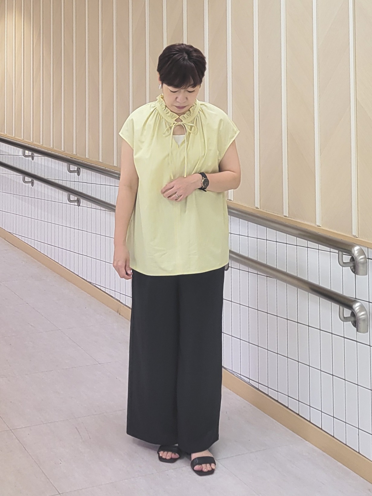 tomoさんの「COUP DE CHANCE｜【手洗い可／セットアップ可】リラクシーワイドパンツ」を使ったコーディネート