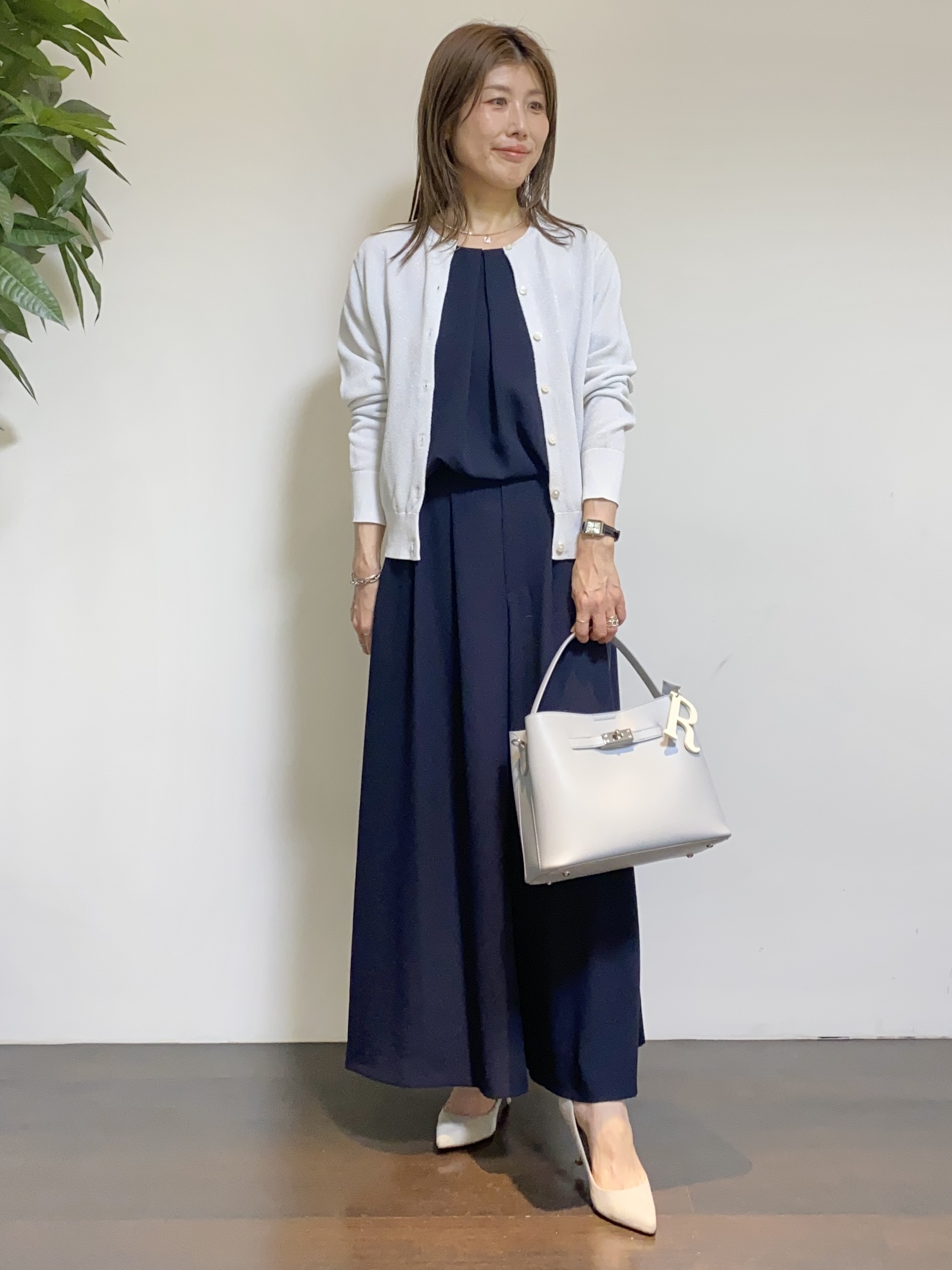tomoさんの「UNTITLED｜【前後2WAY/はっ水/セットアップ可】リラクシーフレンチスリーブブラウス」を使ったコーディネート