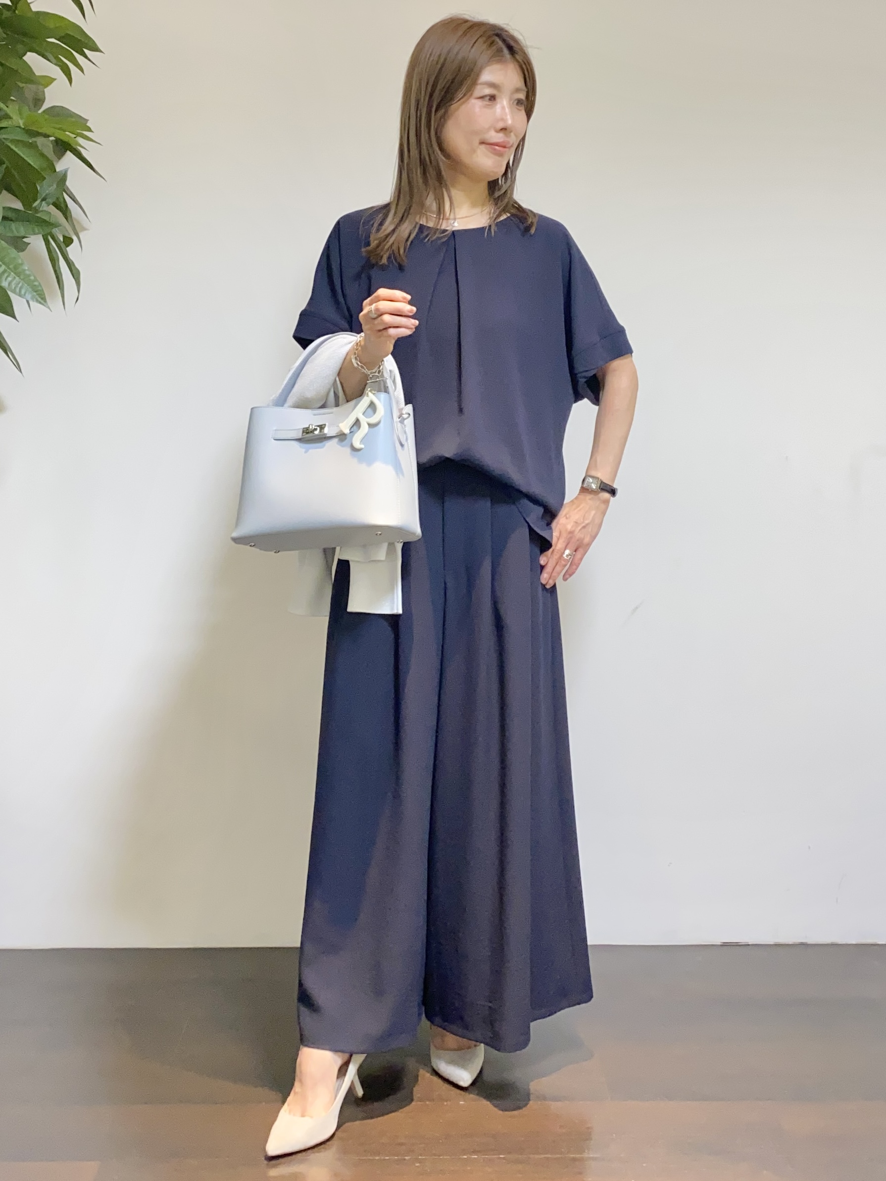tomoさんの「UNTITLED｜【前後2WAY/はっ水/セットアップ可】リラクシーフレンチスリーブブラウス」を使ったコーディネート