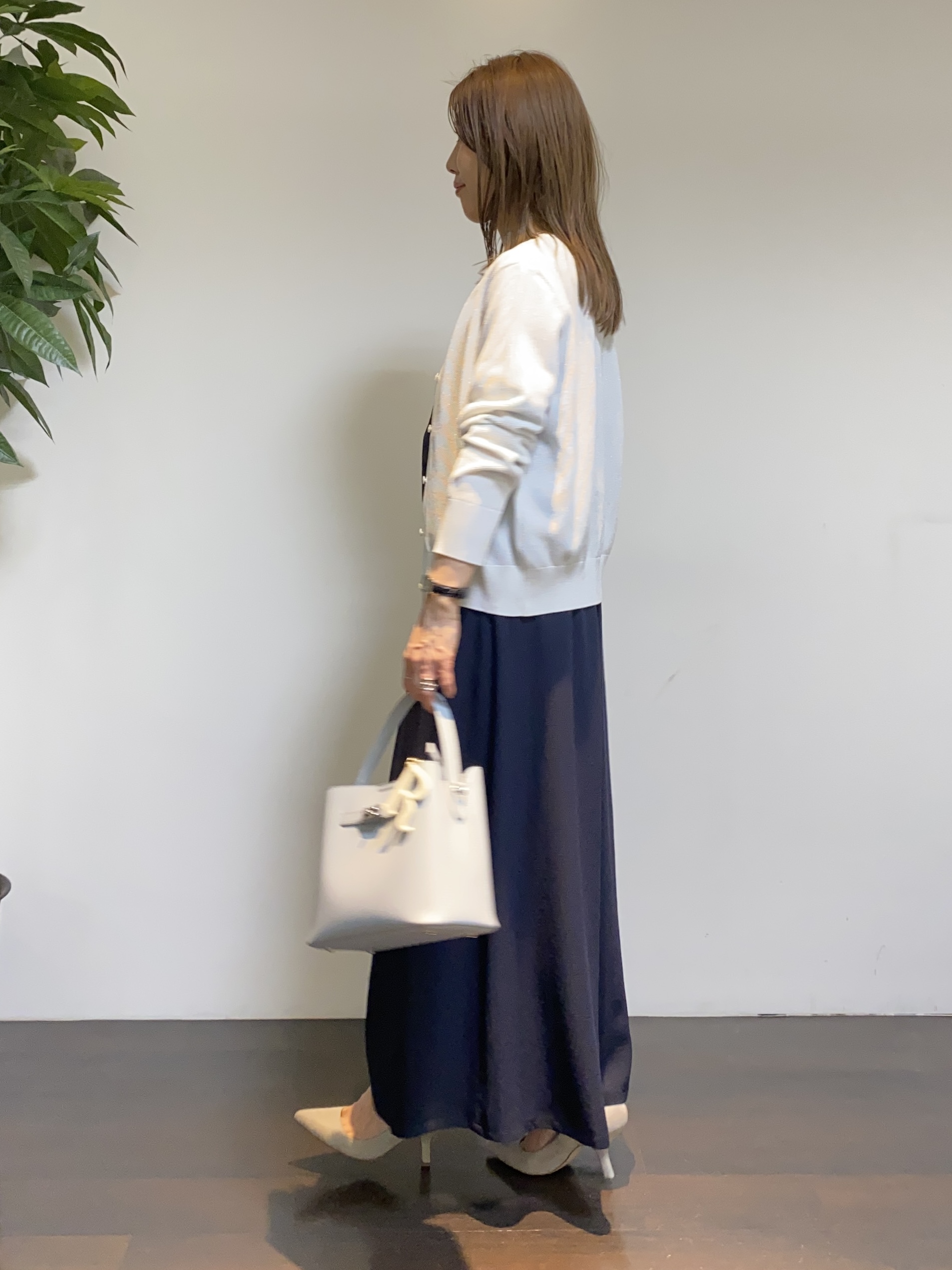 tomoさんの「UNTITLED｜【前後2WAY/はっ水/セットアップ可】リラクシーフレンチスリーブブラウス」を使ったコーディネート