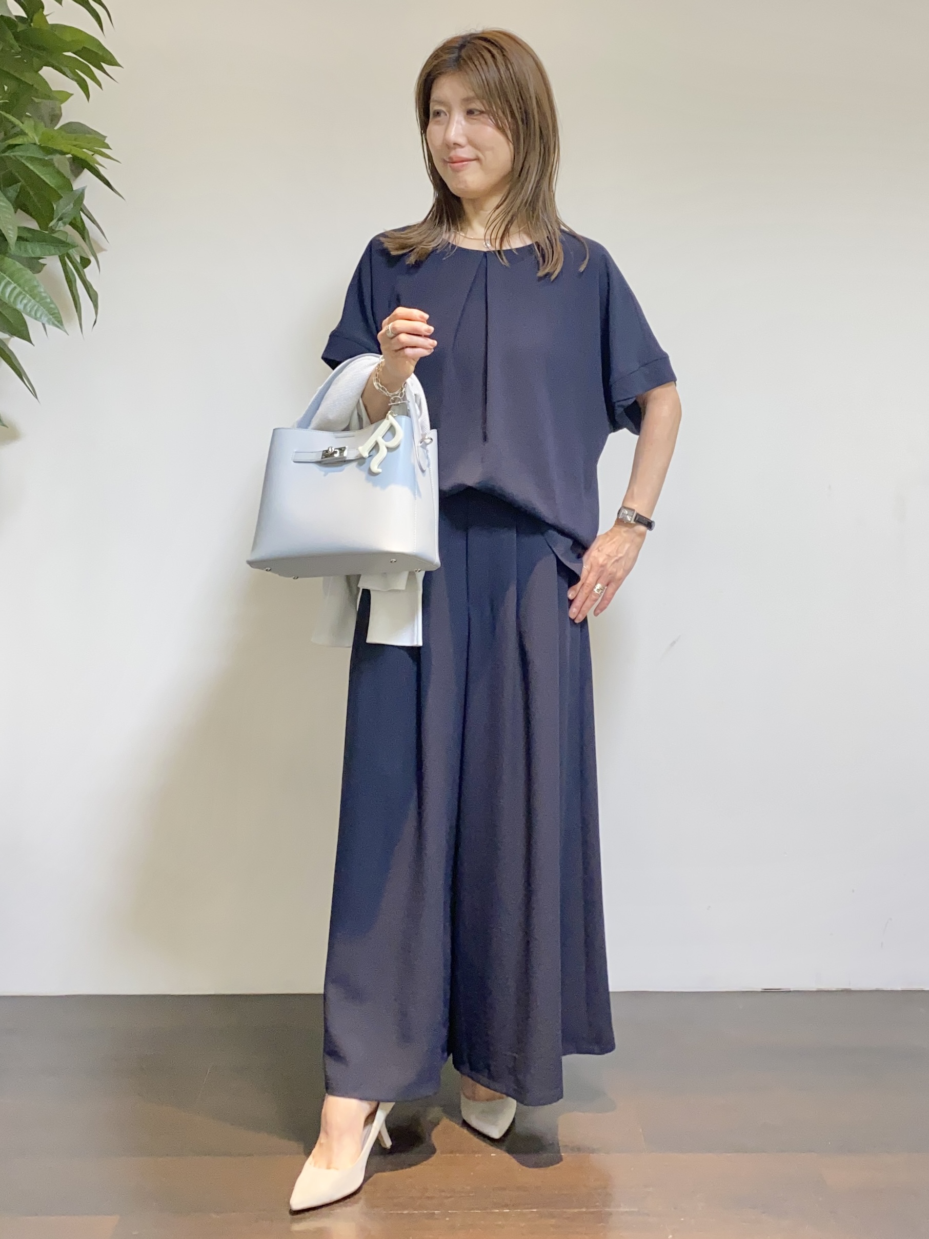tomoさんの「UNTITLED｜【前後2WAY/はっ水/セットアップ可】リラクシーフレンチスリーブブラウス」を使ったコーディネート