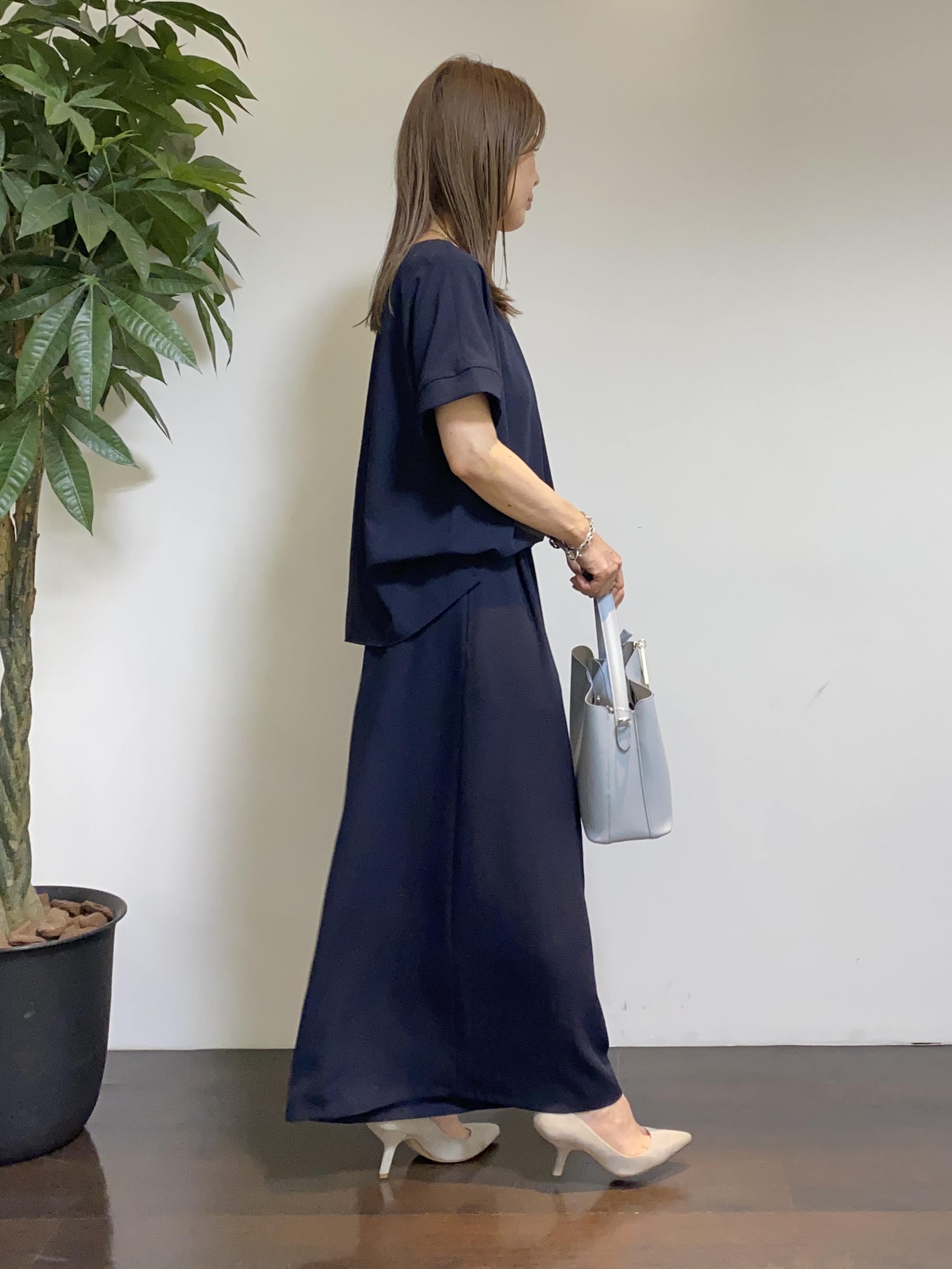 tomoさんの「UNTITLED｜【前後2WAY/はっ水/セットアップ可】リラクシーフレンチスリーブブラウス」を使ったコーディネート