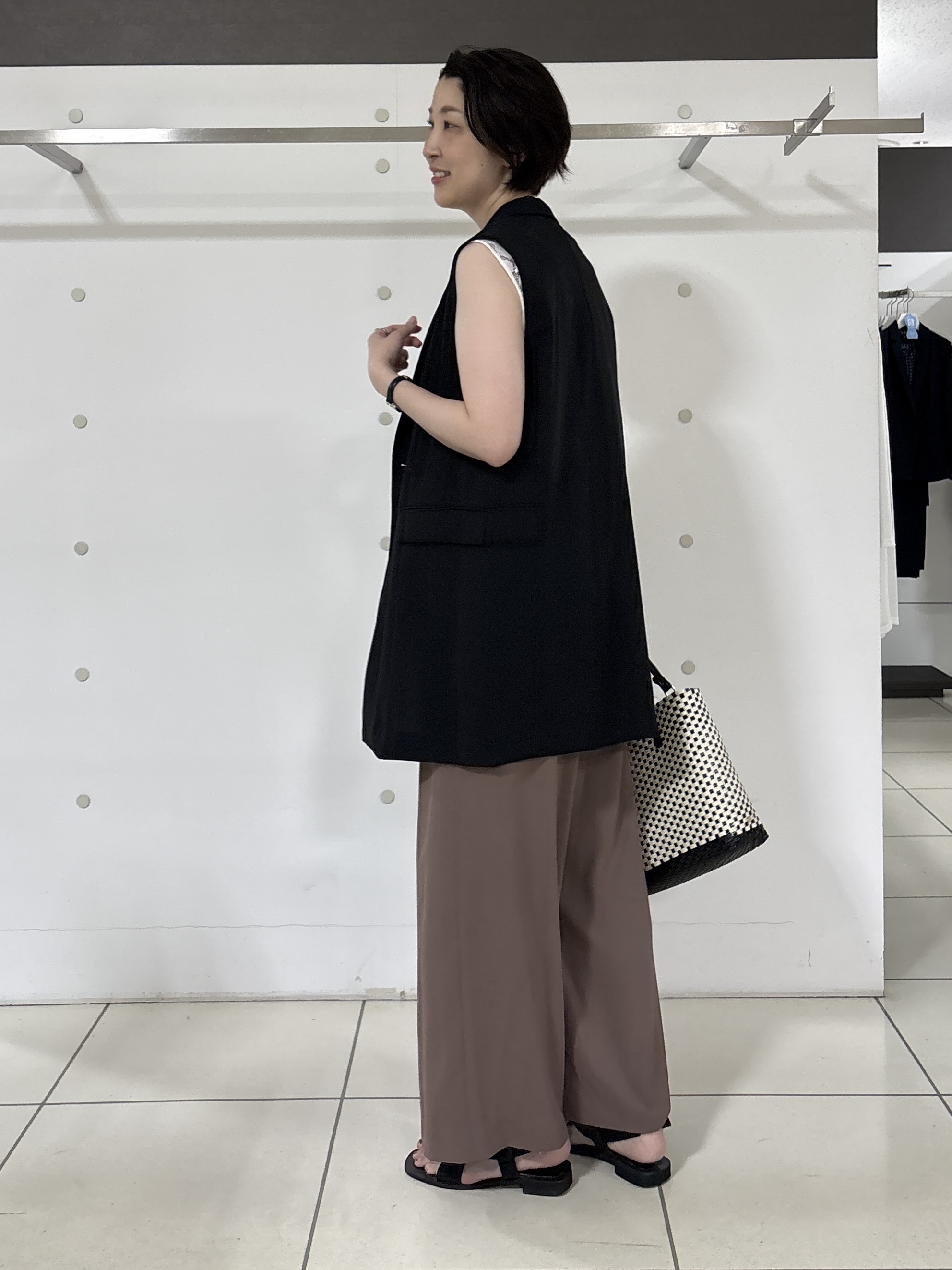 yuriさんの「INDIVI｜【さらに軽く軽快！／着る日傘】颯爽ジレジャケット」を使ったコーディネート