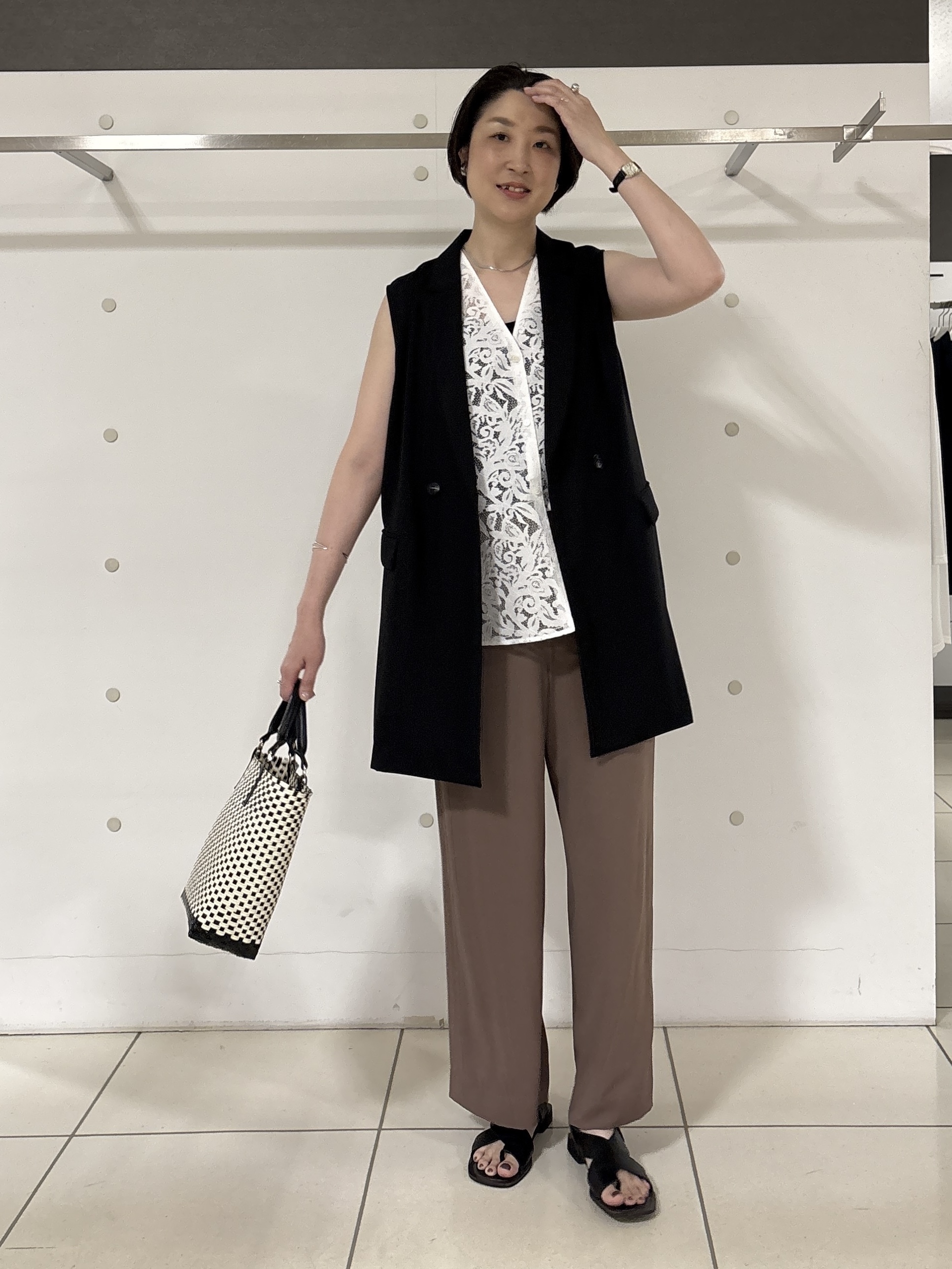yuriさんの「INDIVI｜【さらに軽く軽快！／着る日傘】颯爽ジレジャケット」を使ったコーディネート