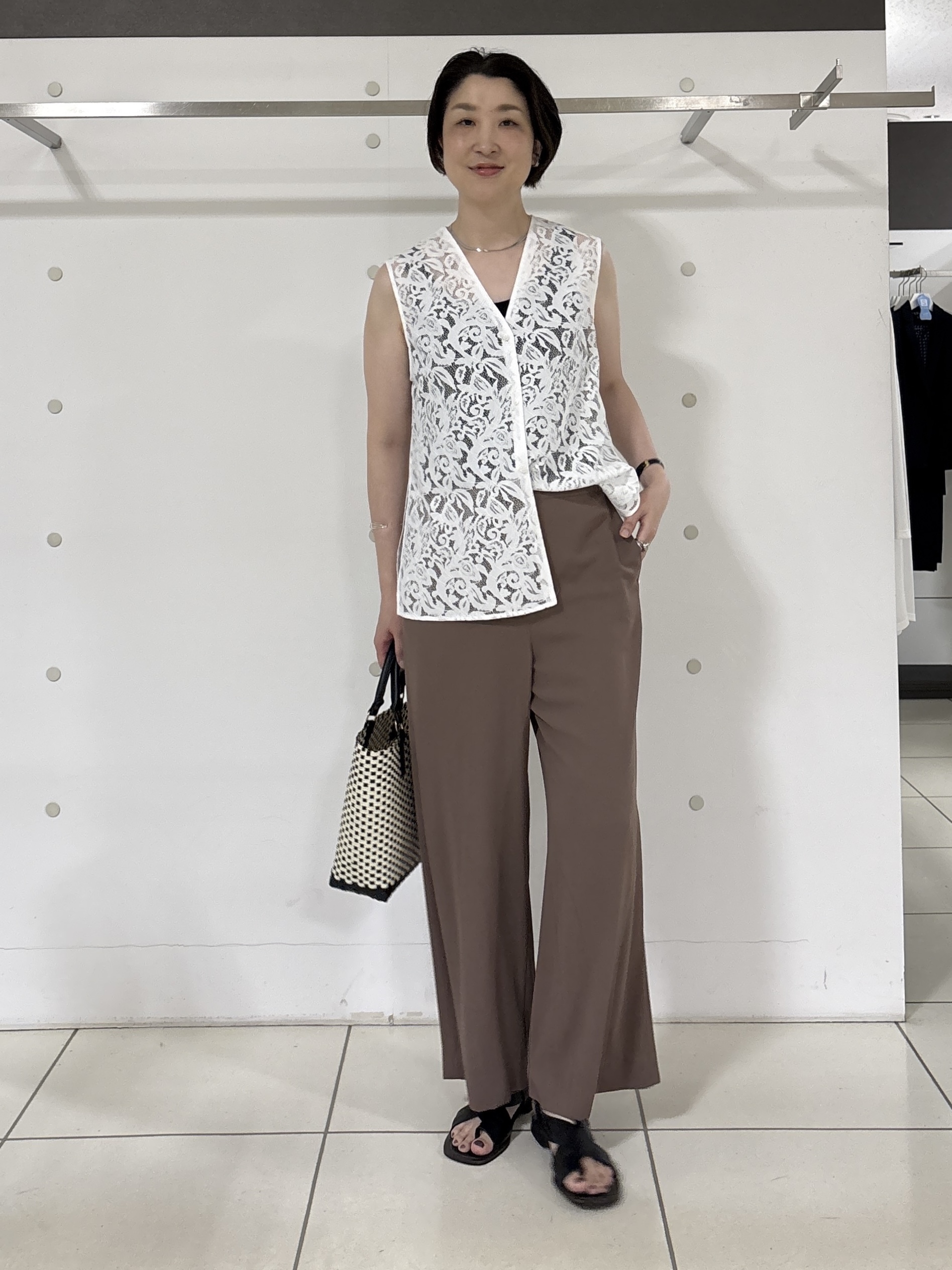 yuriさんの「INDIVI｜【さらに軽く軽快！／着る日傘】颯爽ジレジャケット」を使ったコーディネート