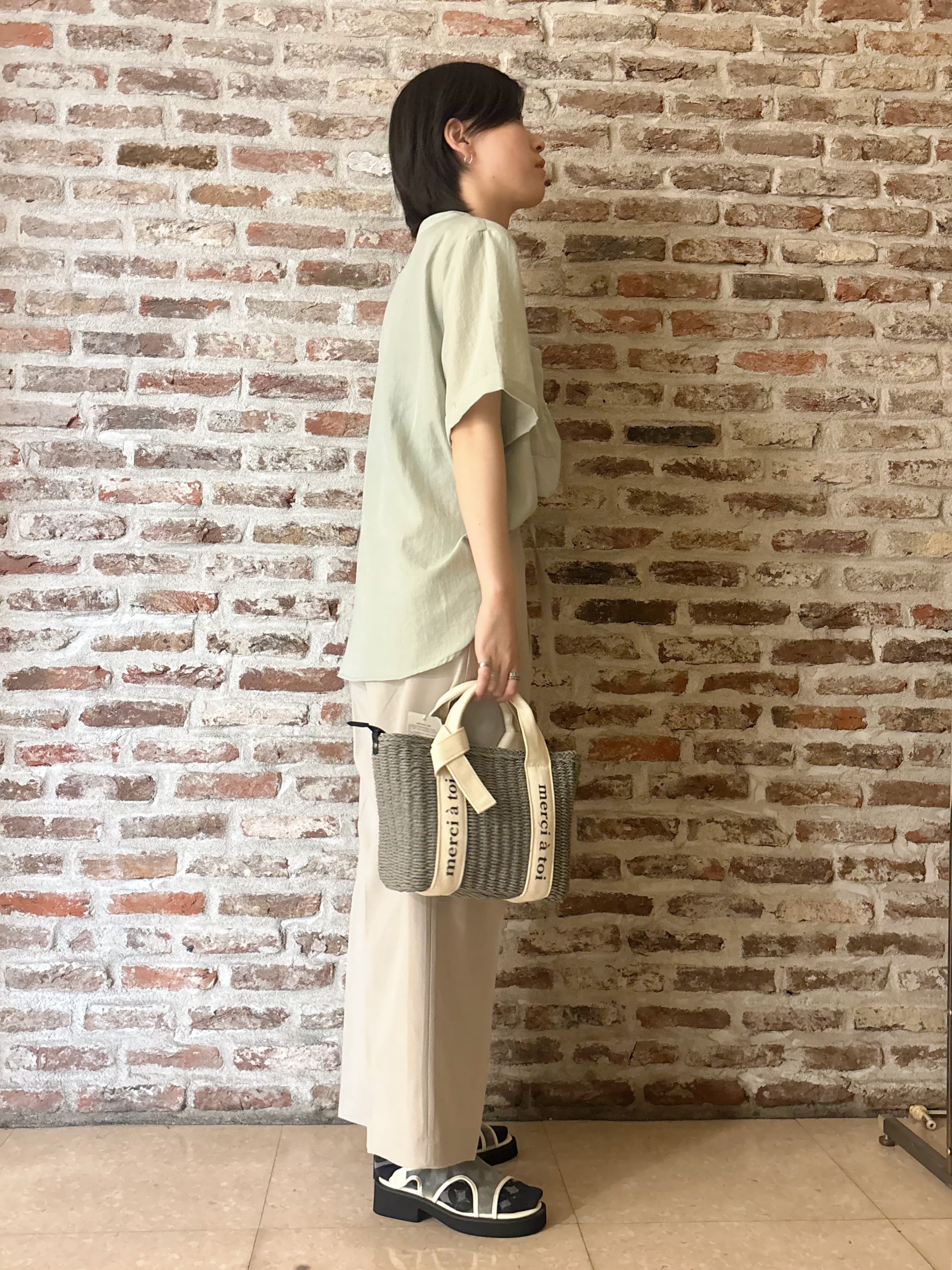 しばさんの「THE SHOP TK｜【M-XL/刻みネックですっきり見え】Wポケット金ボタン 5分袖シャツ」を使ったコーディネート