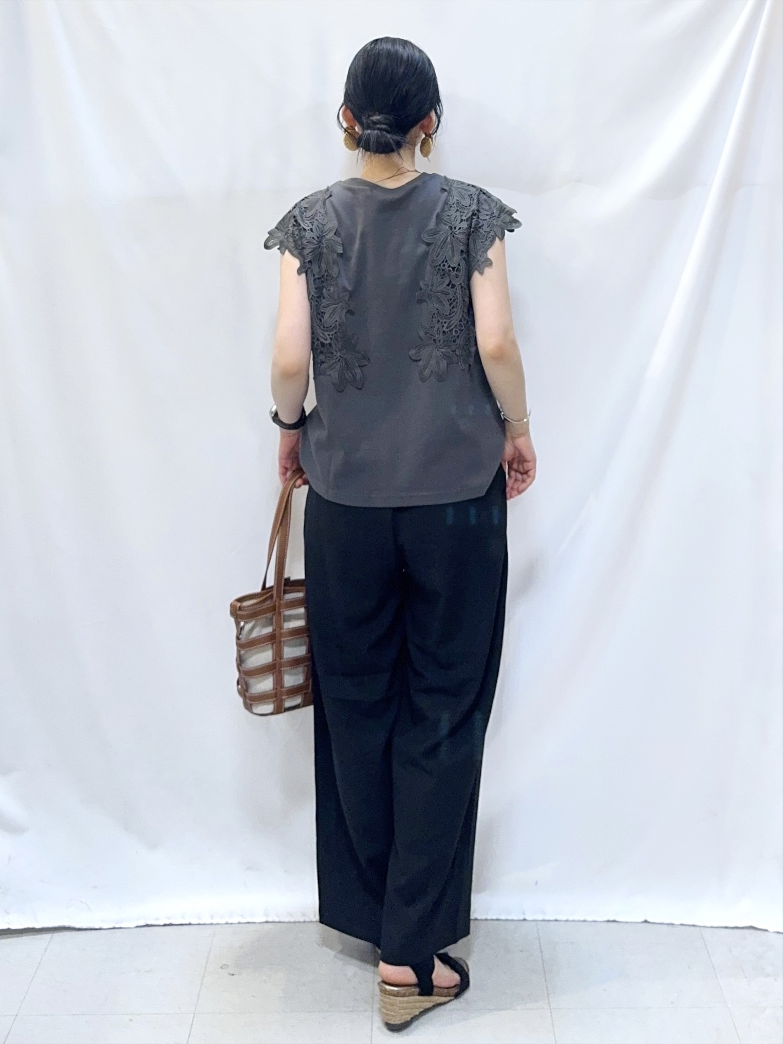 𝐇𝐢𝐫𝐨𝐦𝐢さんの「SHOO･LA･RUE｜【ひんやり/S-LL/洗濯機可】女性らしさ溢れるモチーフレース スムースTシャツ」を使ったコーディネート