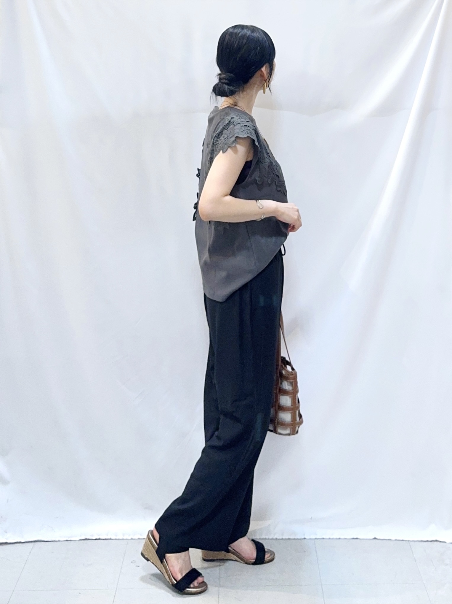 𝐇𝐢𝐫𝐨𝐦𝐢さんの「SHOO･LA･RUE｜【ひんやり/S-LL/洗濯機可】女性らしさ溢れるモチーフレース スムースTシャツ」を使ったコーディネート