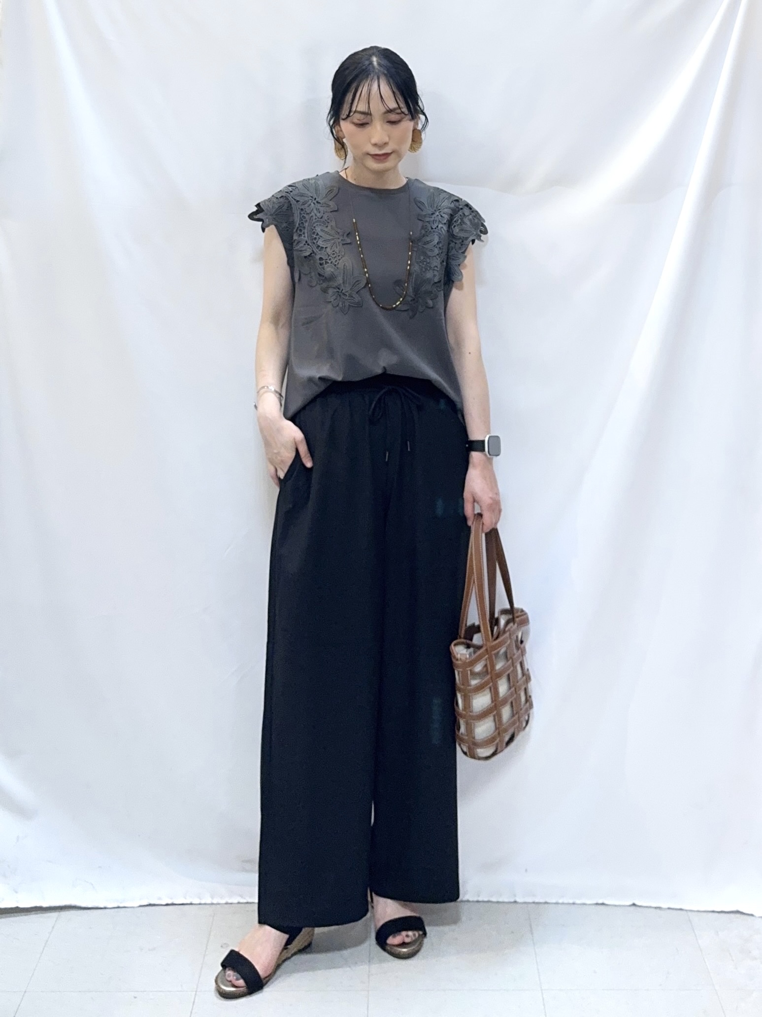 𝐇𝐢𝐫𝐨𝐦𝐢さんの「SHOO･LA･RUE｜【ひんやり/S-LL/洗濯機可】女性らしさ溢れるモチーフレース スムースTシャツ」を使ったコーディネート