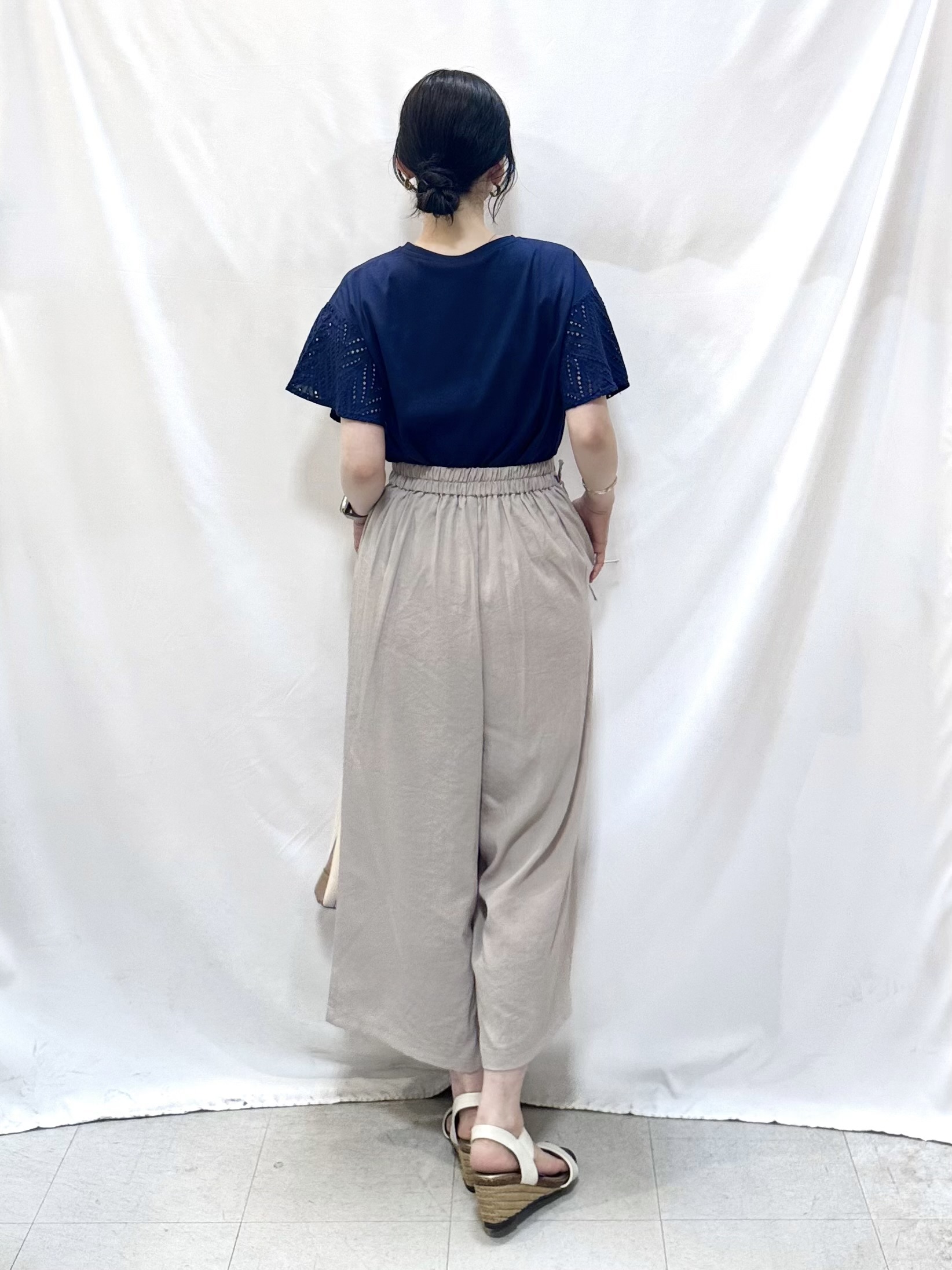 𝐇𝐢𝐫𝐨𝐦𝐢さんの「SHOO･LA･RUE｜【汗じみ防止/ひんやり/S-LL】レースが華やか お袖フレアTシャツ」を使ったコーディネート