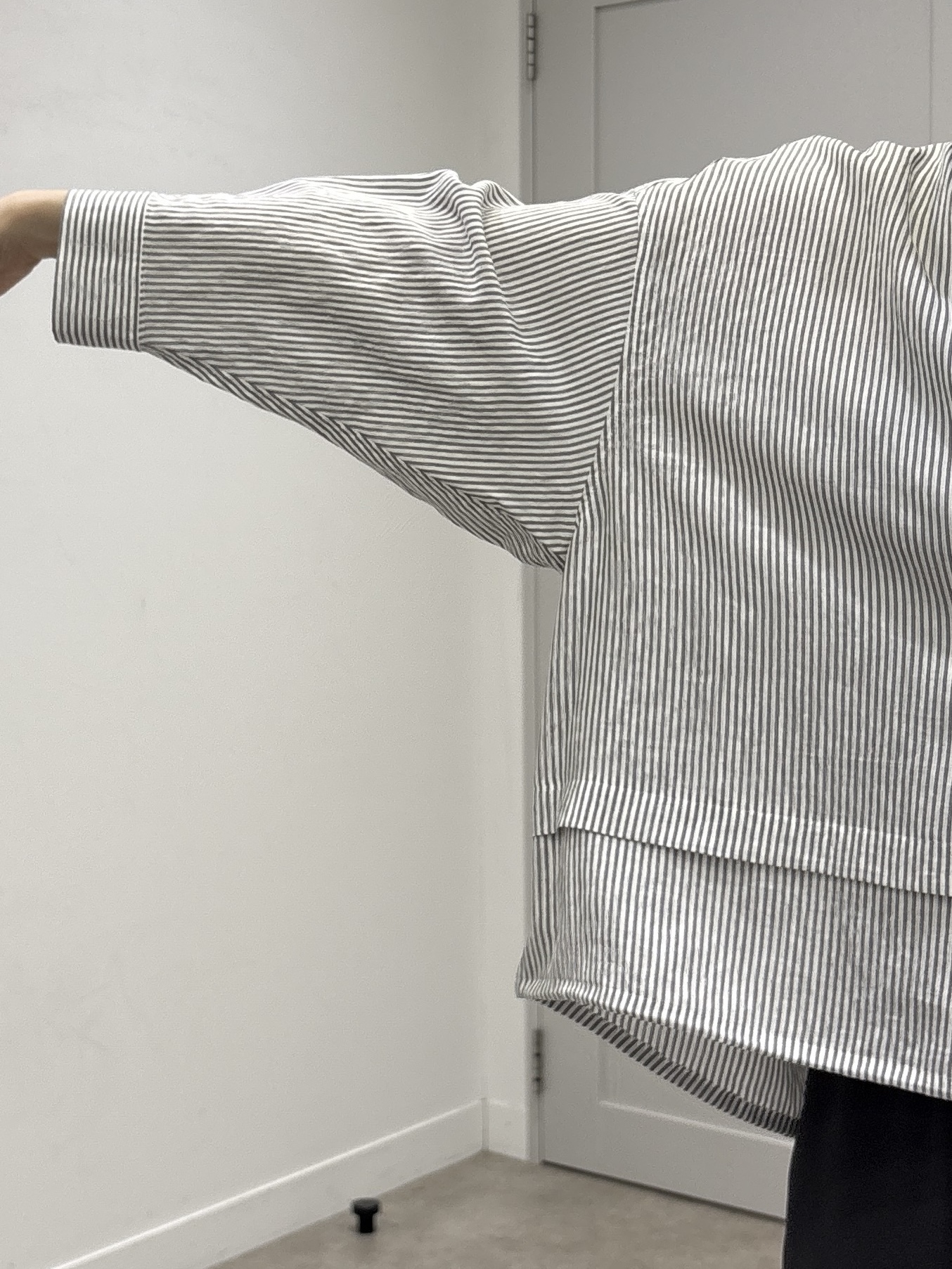 kotakiさんの「INDIVI｜【接触冷感／洗える／2WAY】ドロスト付 シアーシャンブレーシャツ」を使ったコーディネート