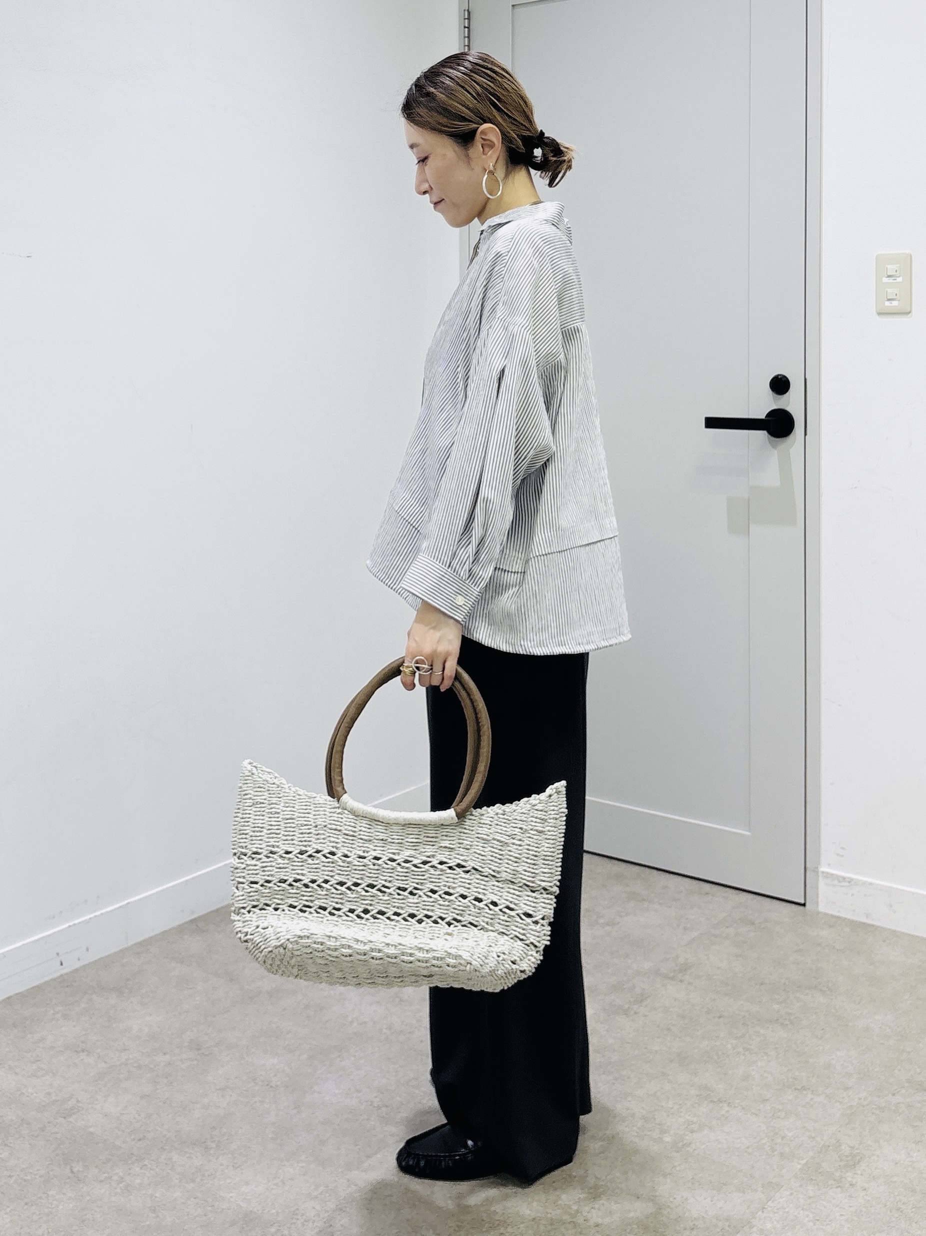 kotakiさんの「INDIVI｜【接触冷感／洗える／2WAY】ドロスト付 シアーシャンブレーシャツ」を使ったコーディネート