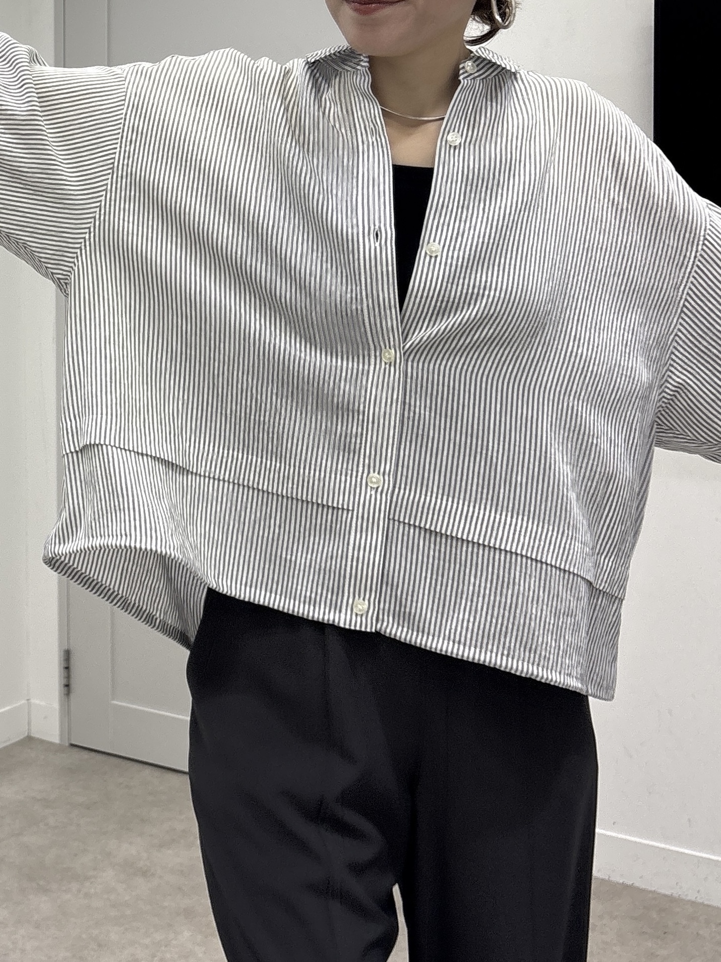 kotakiさんの「INDIVI｜【接触冷感／洗える／2WAY】ドロスト付 シアーシャンブレーシャツ」を使ったコーディネート