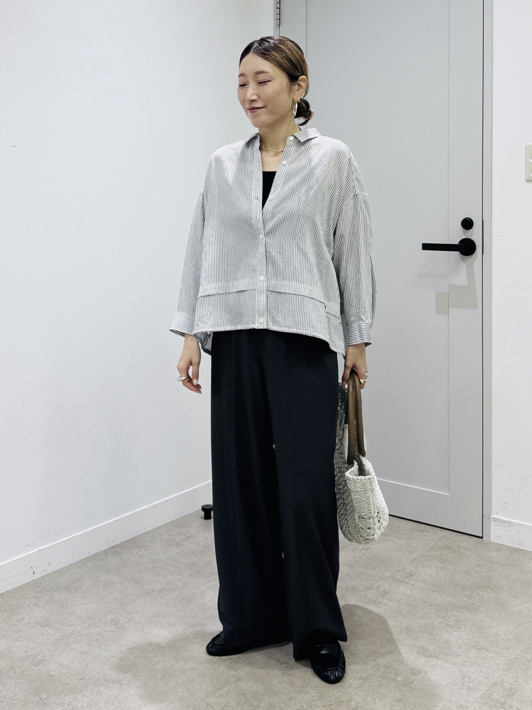 kotakiさんの「INDIVI｜【接触冷感／洗える／2WAY】ドロスト付 シアーシャンブレーシャツ」を使ったコーディネート