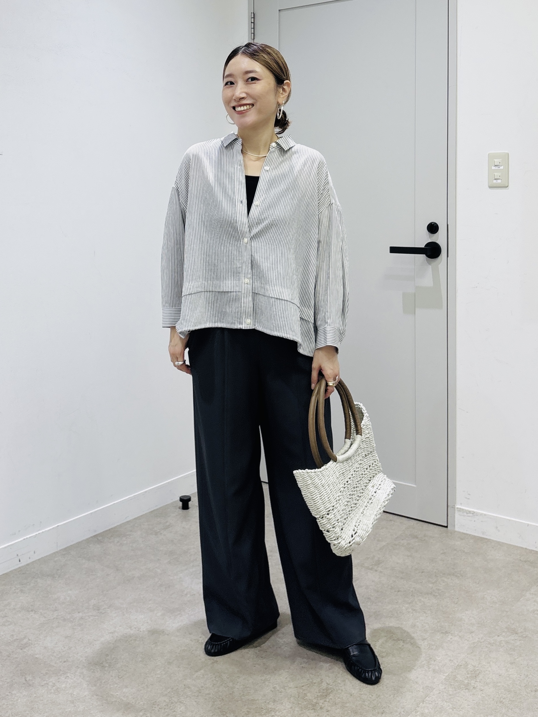 kotakiさんの「INDIVI｜【接触冷感／洗える／2WAY】ドロスト付 シアーシャンブレーシャツ」を使ったコーディネート