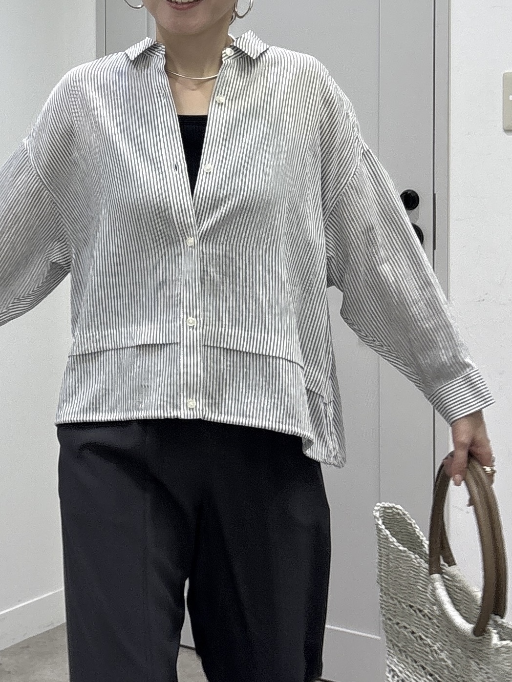 kotakiさんの「INDIVI｜【接触冷感／洗える／2WAY】ドロスト付 シアーシャンブレーシャツ」を使ったコーディネート