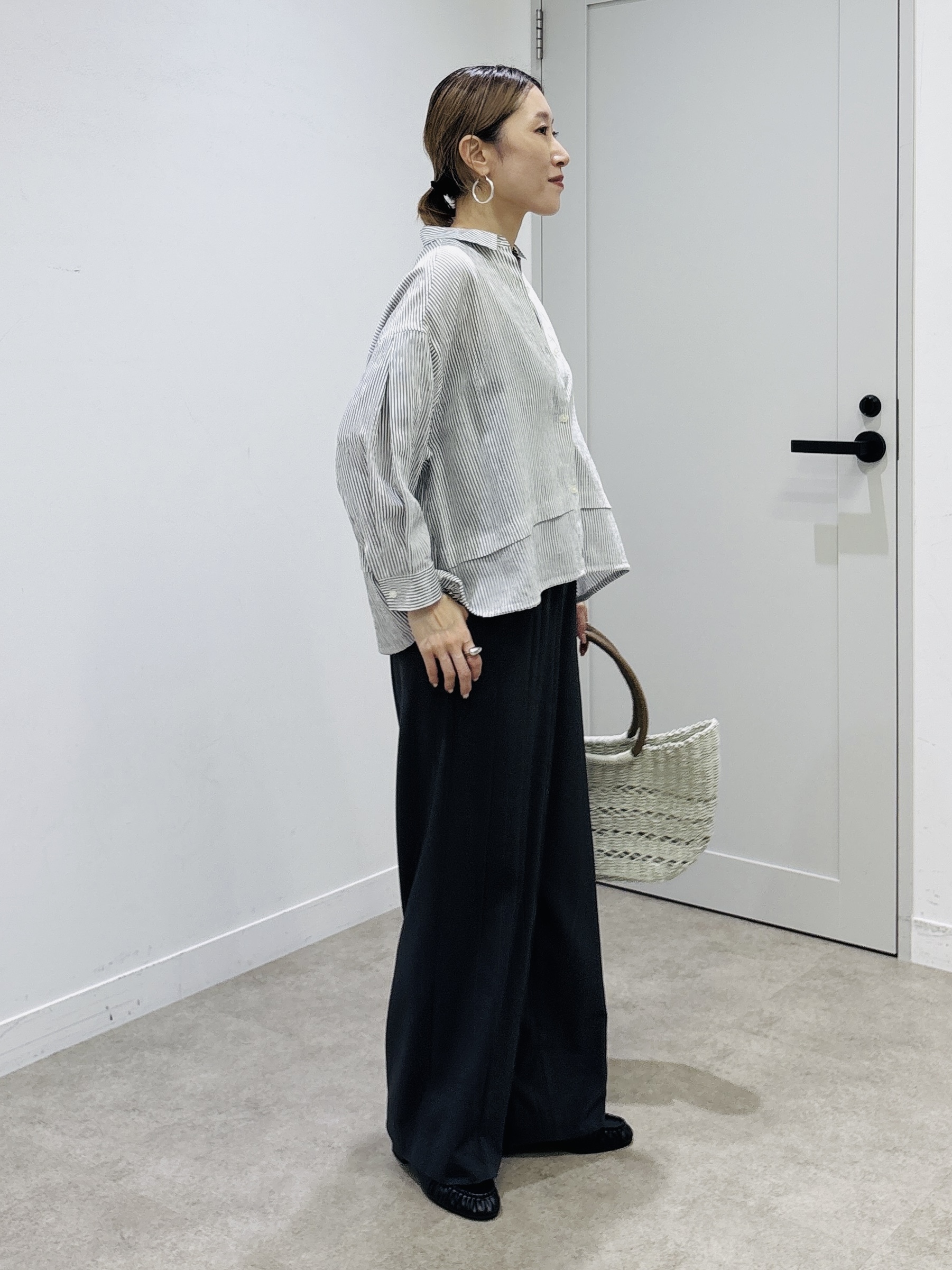 kotakiさんの「INDIVI｜【接触冷感／洗える／2WAY】ドロスト付 シアーシャンブレーシャツ」を使ったコーディネート
