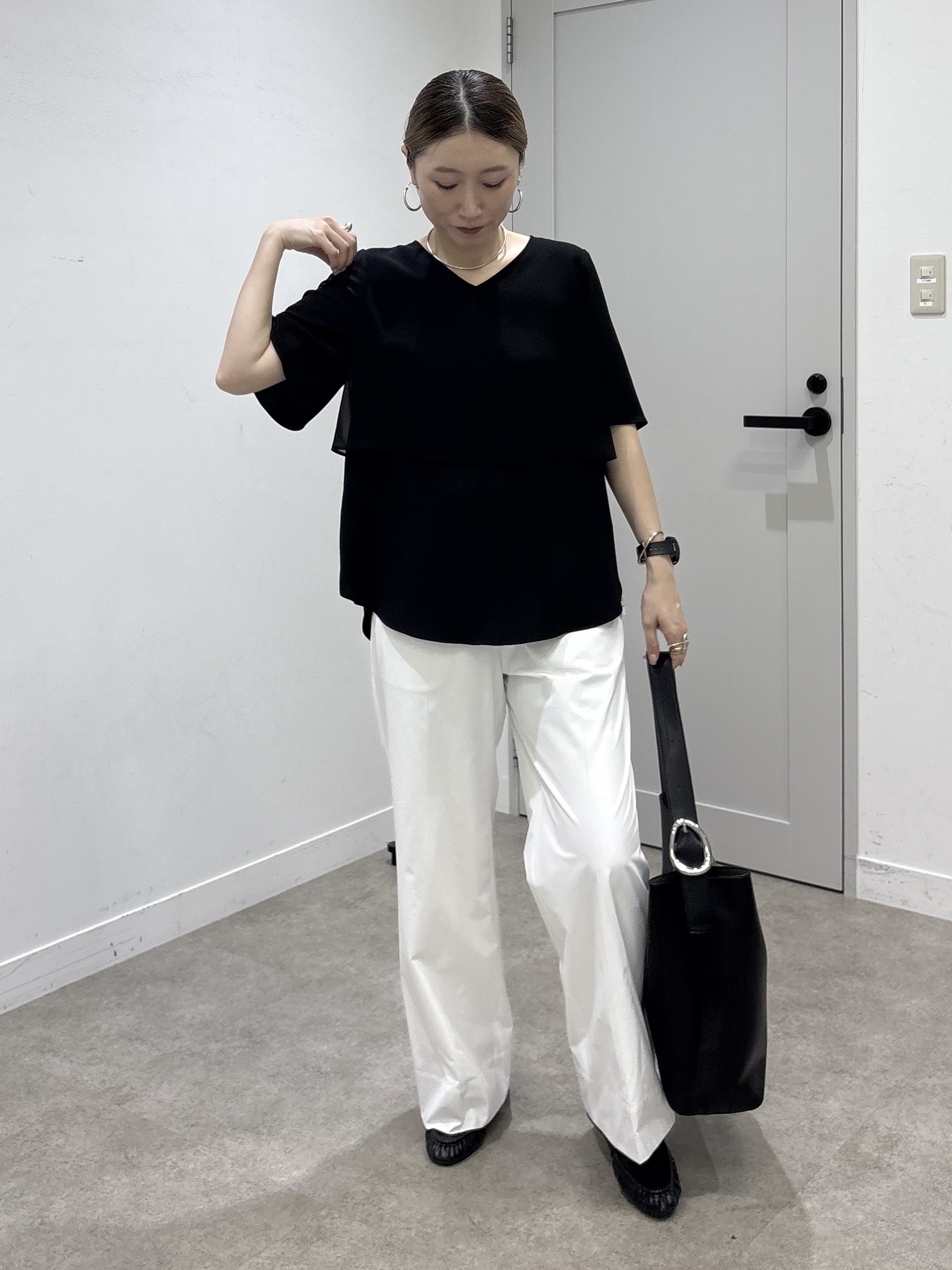 kotakiさんの「INDIVI｜【撥水／UVケア／SETUP可能】軽量ベルト付ワイドストレートパンツ」を使ったコーディネート