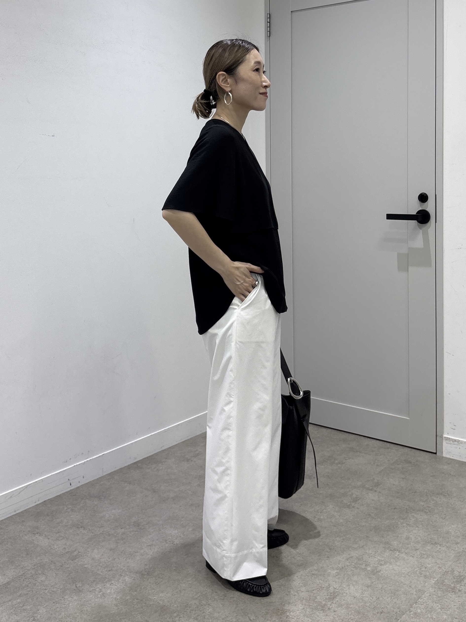kotakiさんの「INDIVI｜【撥水／UVケア／SETUP可能】軽量ベルト付ワイドストレートパンツ」を使ったコーディネート
