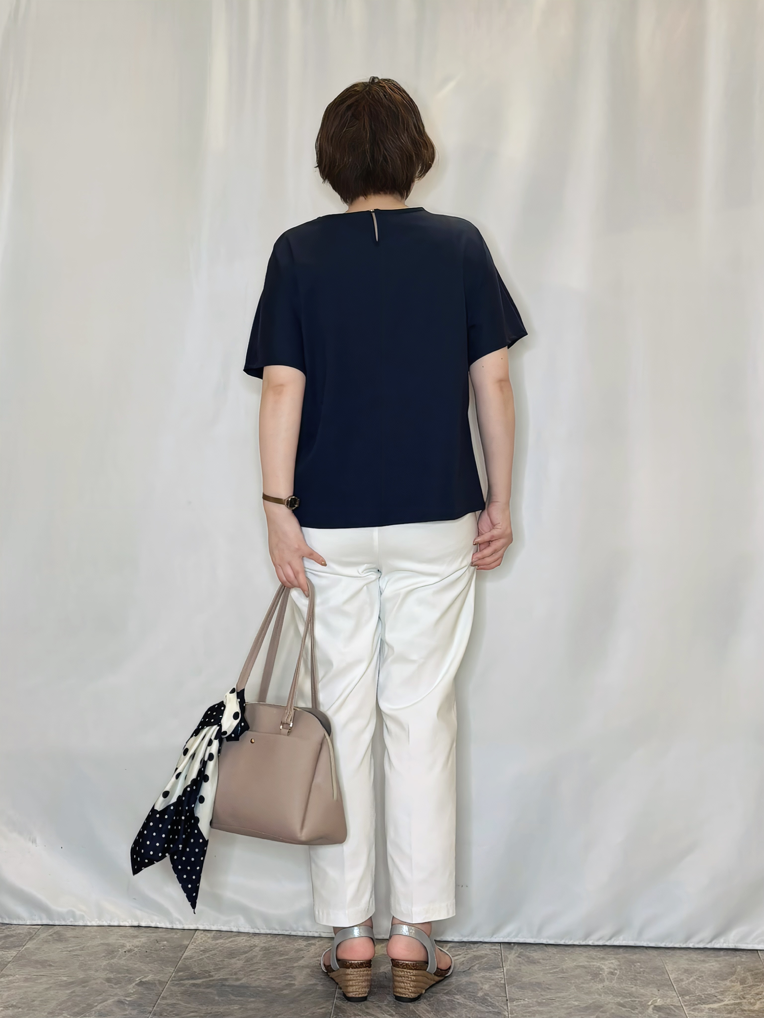 たみさんの「SHOO･LA･RUE｜【ひんやり／UV／通勤】洗濯後しわになりにくい メタルポイントスキッパートップス」を使ったコーディネート