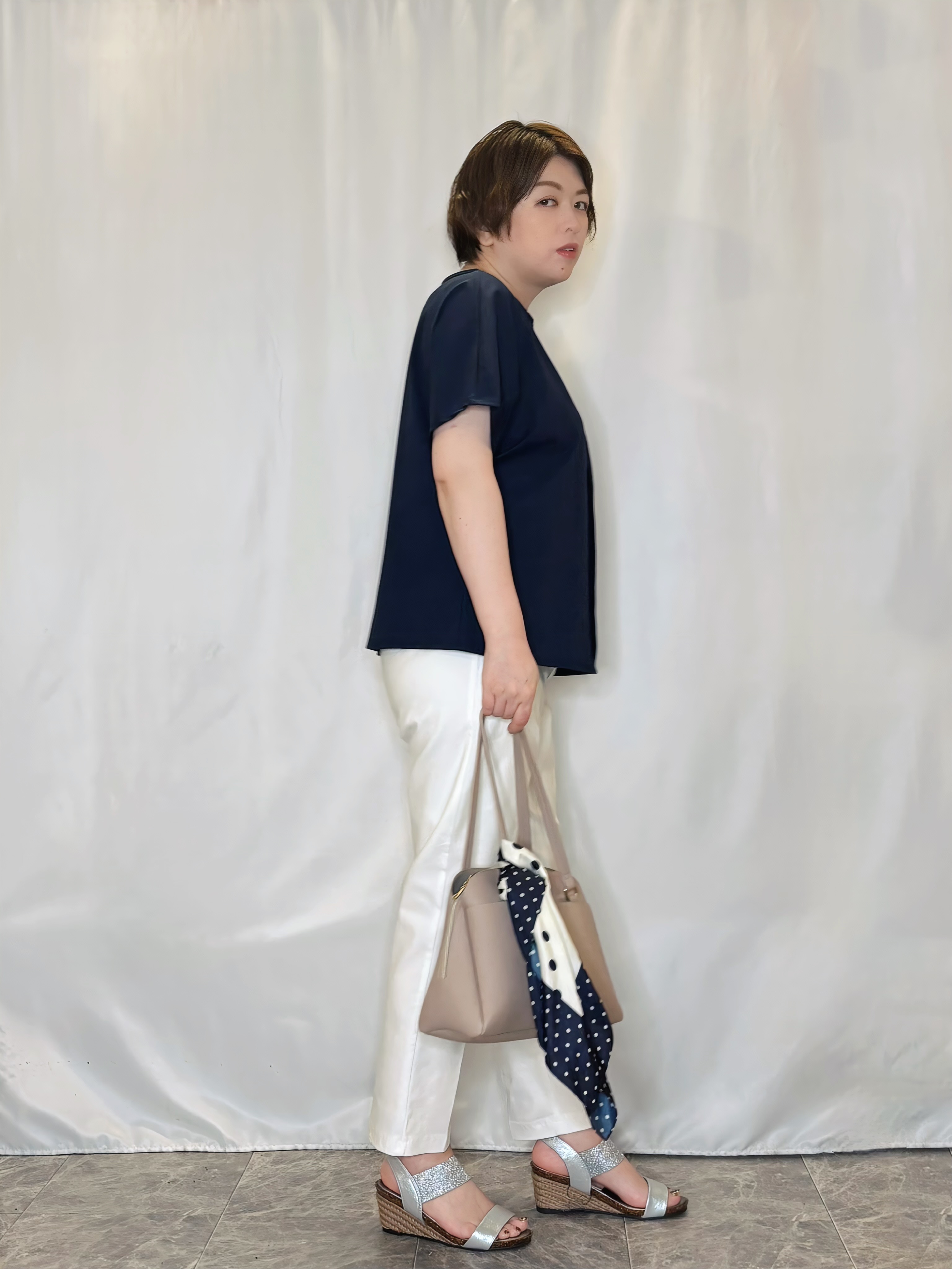 たみさんの「SHOO･LA･RUE｜【ひんやり／UV／通勤】洗濯後しわになりにくい メタルポイントスキッパートップス」を使ったコーディネート