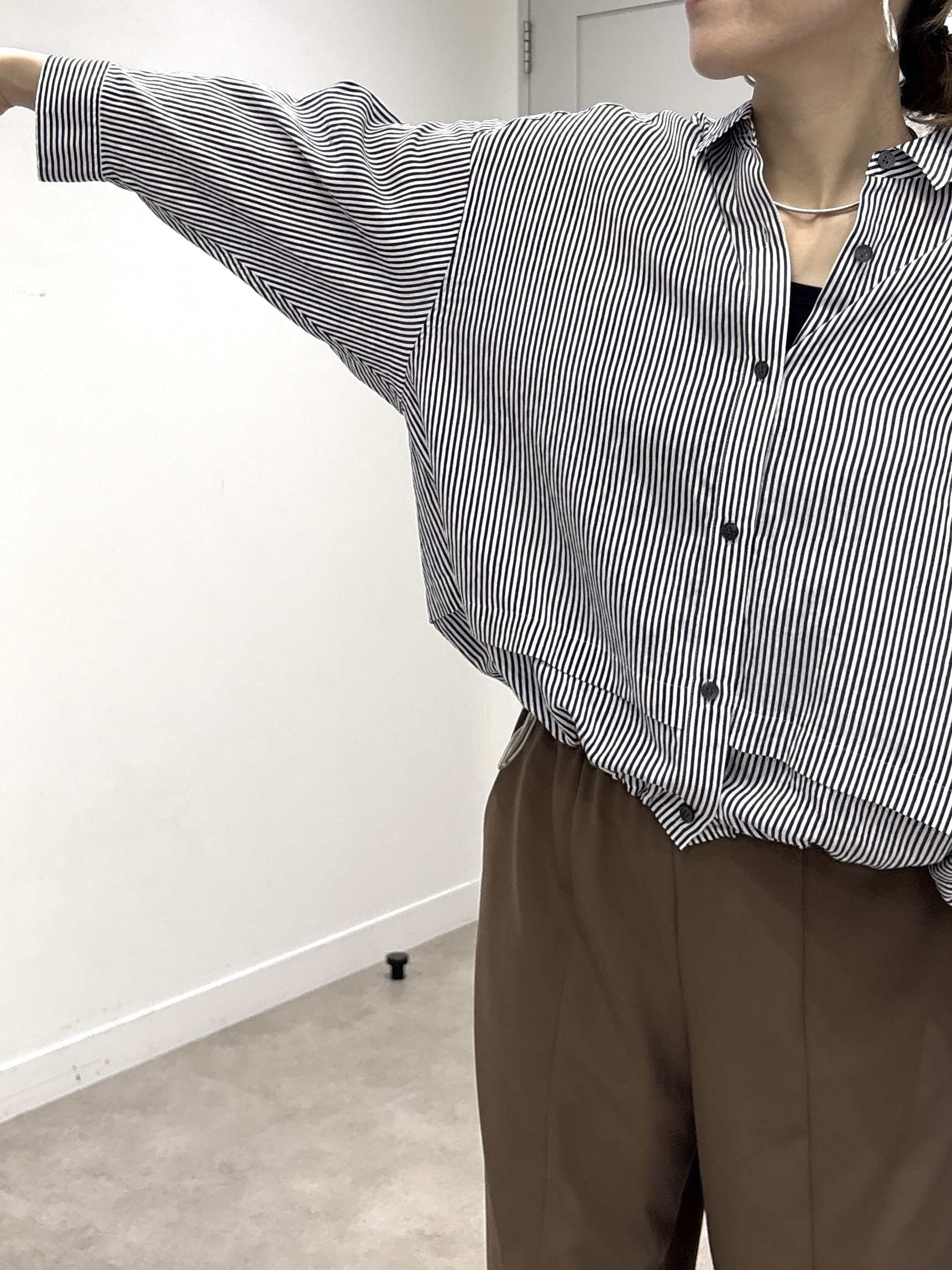 kotakiさんの「INDIVI｜【接触冷感／洗える／2WAY】ドロスト付 シアーシャンブレーシャツ」を使ったコーディネート