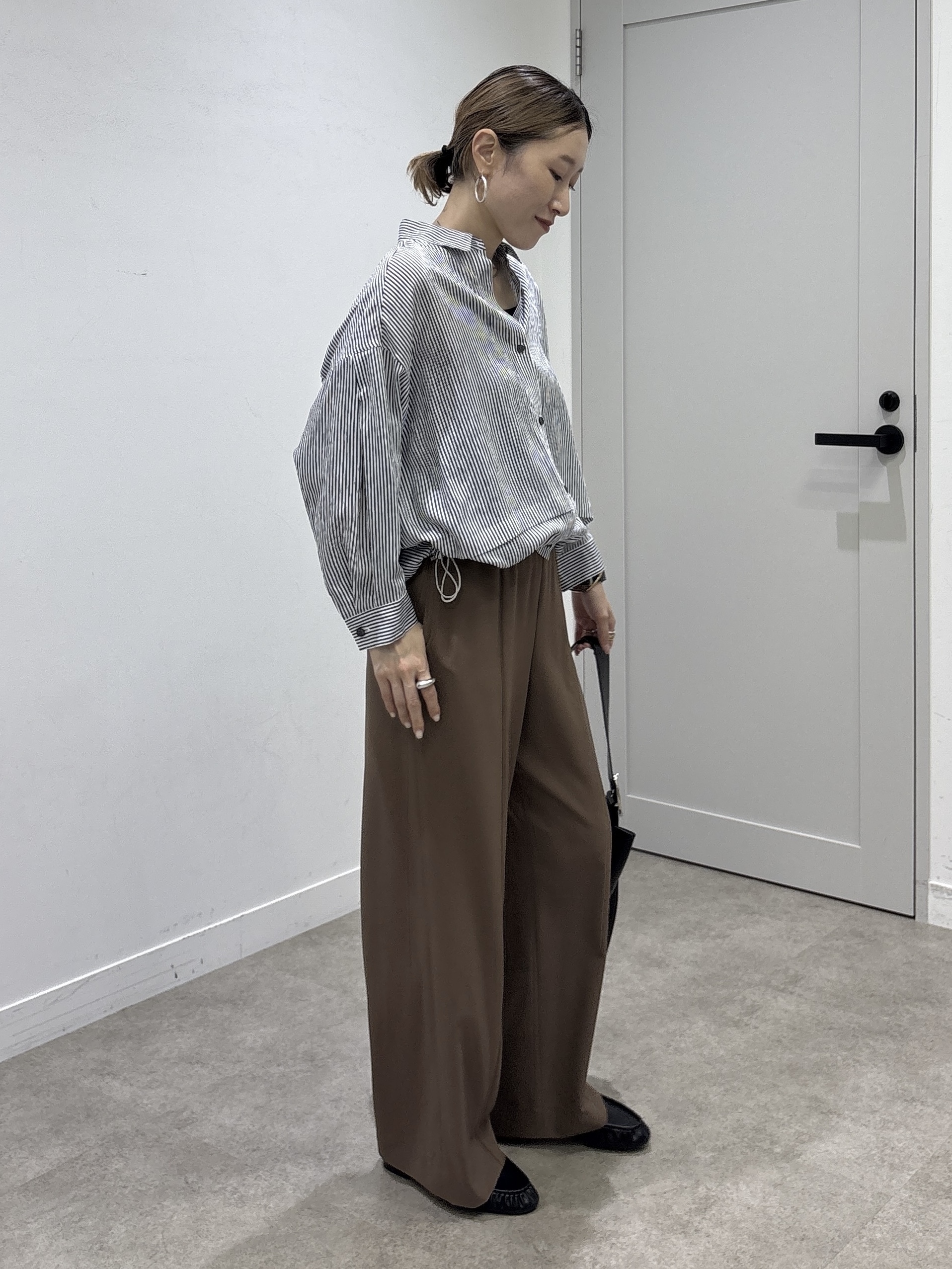 kotakiさんの「INDIVI｜【接触冷感／洗える／2WAY】ドロスト付 シアーシャンブレーシャツ」を使ったコーディネート