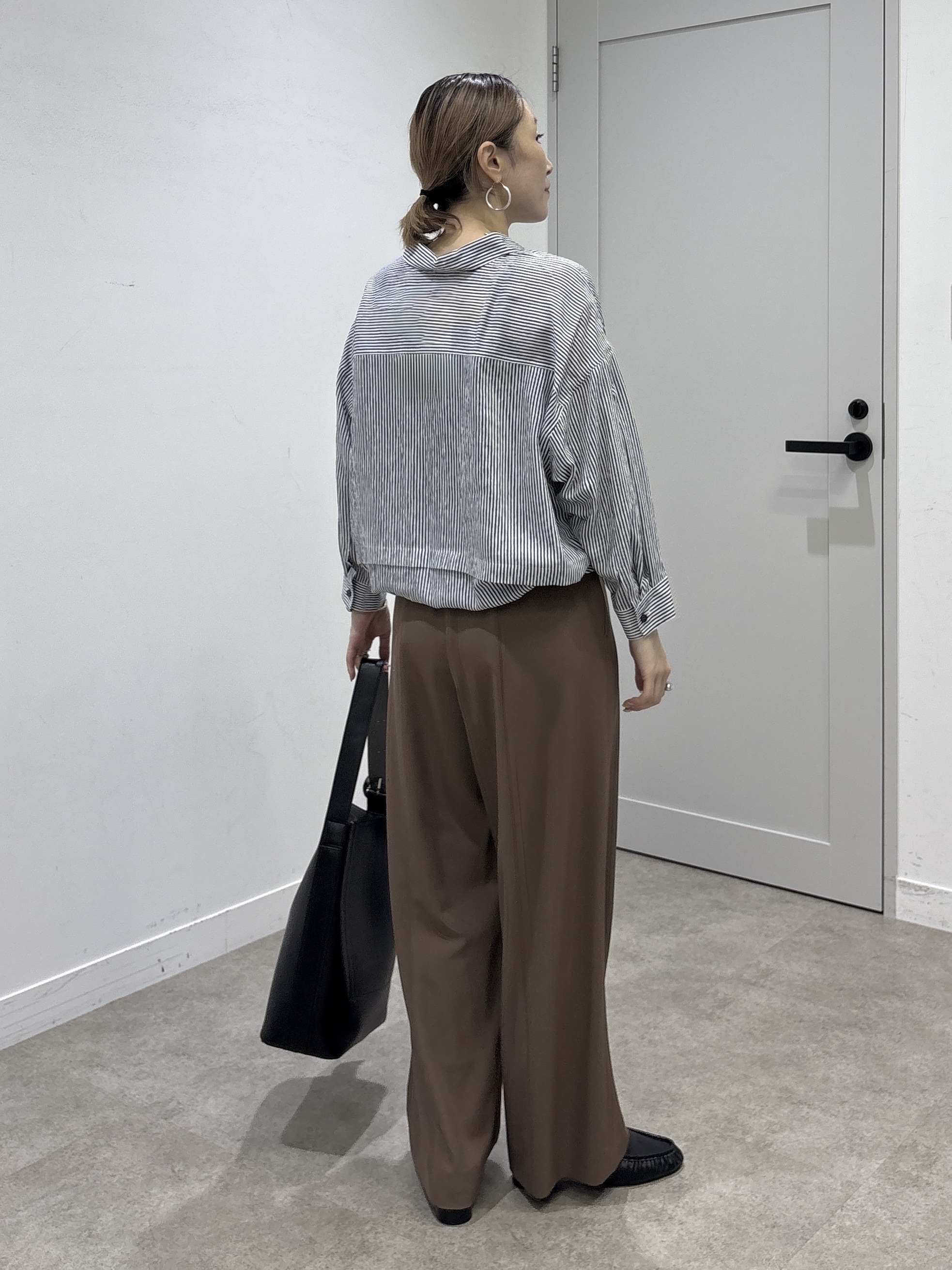 kotakiさんの「INDIVI｜【接触冷感／洗える／2WAY】ドロスト付 シアーシャンブレーシャツ」を使ったコーディネート